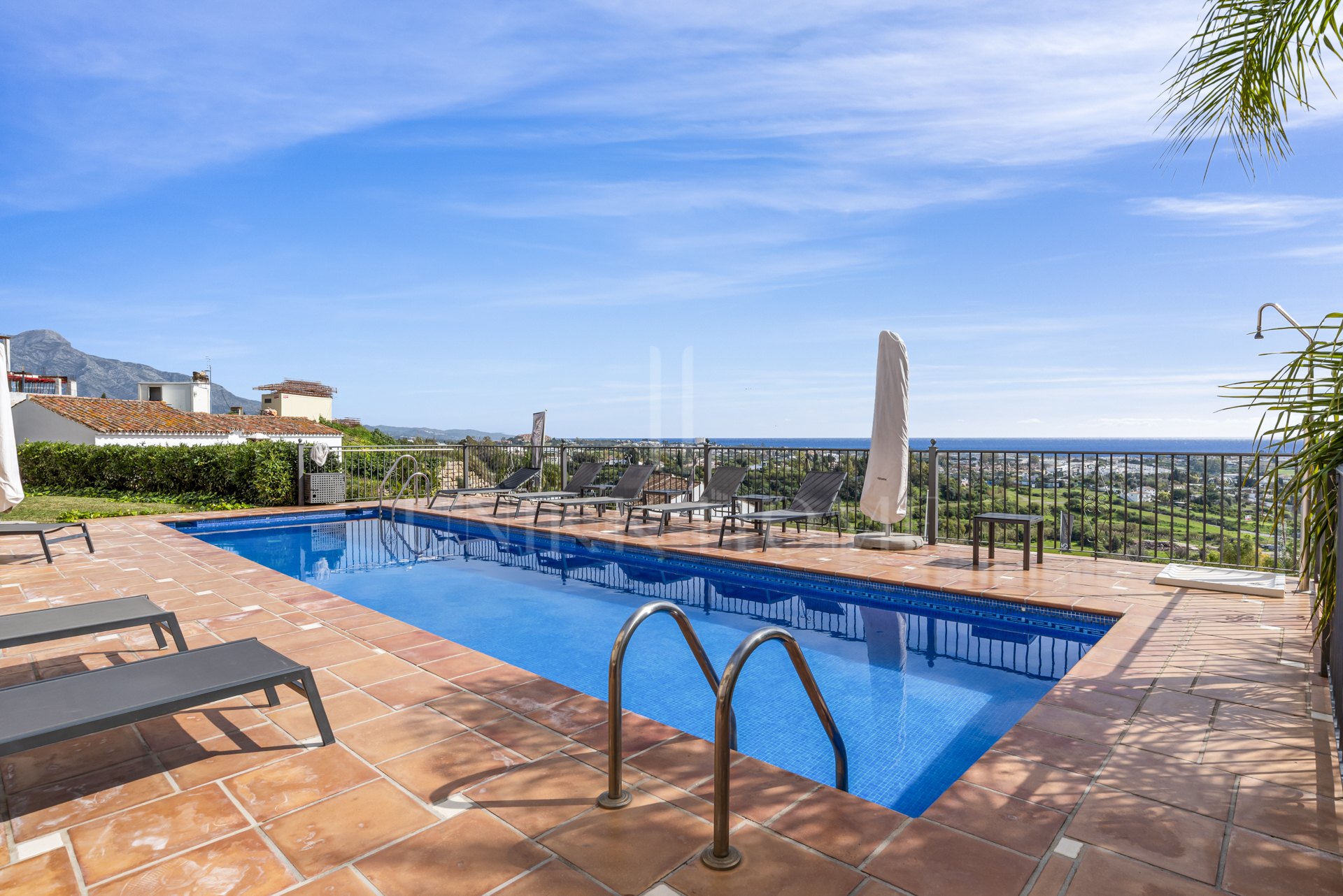 Sea View Penthouse - Private Jacuzzi, Sauna, Gym and Lift - Los Almendros - Benahavís