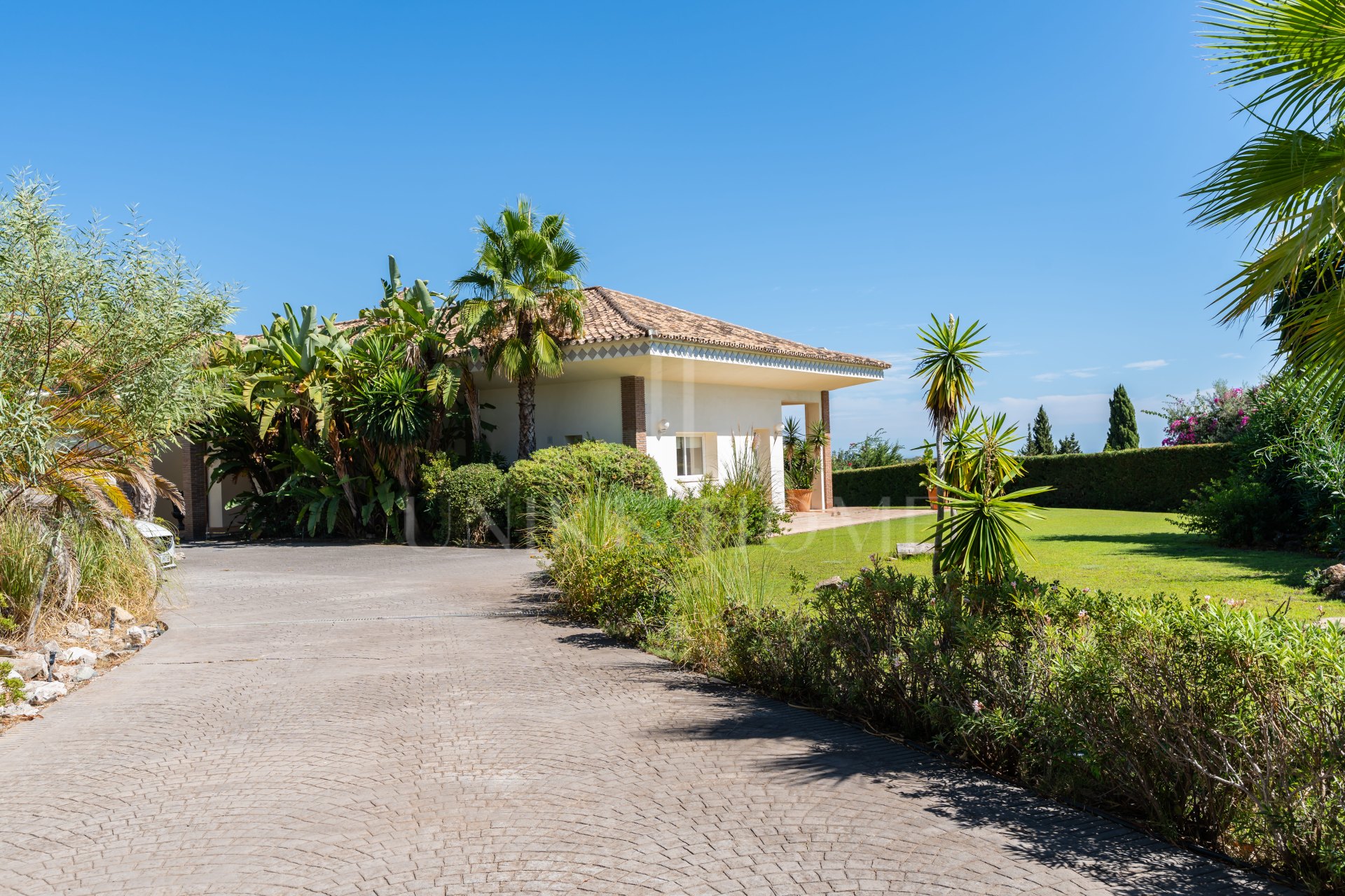 Exclusiva Villa de Una Planta con Vistas Panorámicas y Gran Parcela Privada - Benahavís