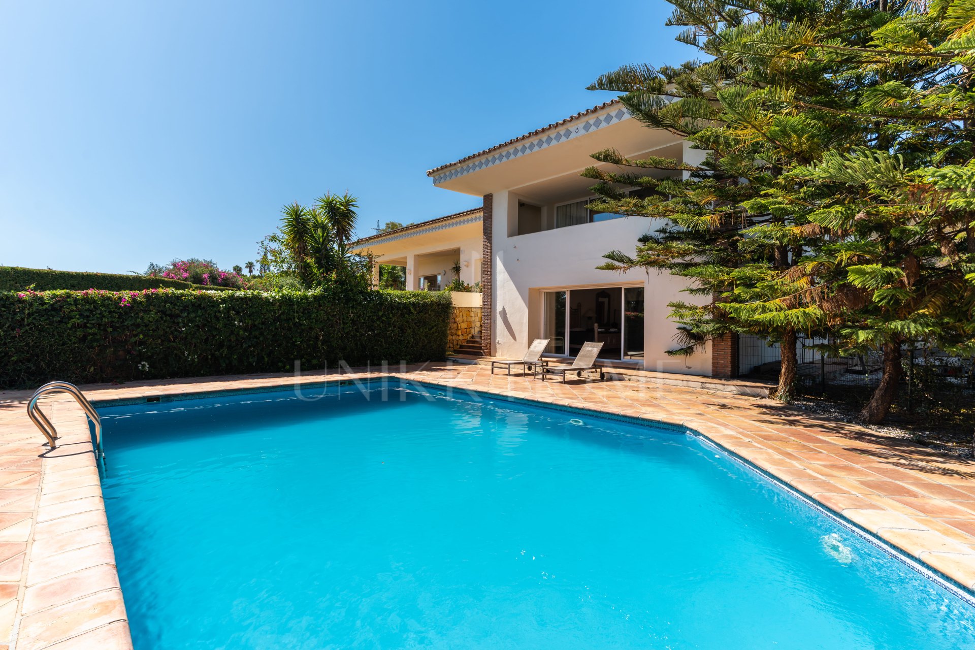 Exclusiva Villa de Una Planta con Vistas Panorámicas y Gran Parcela Privada - Benahavís