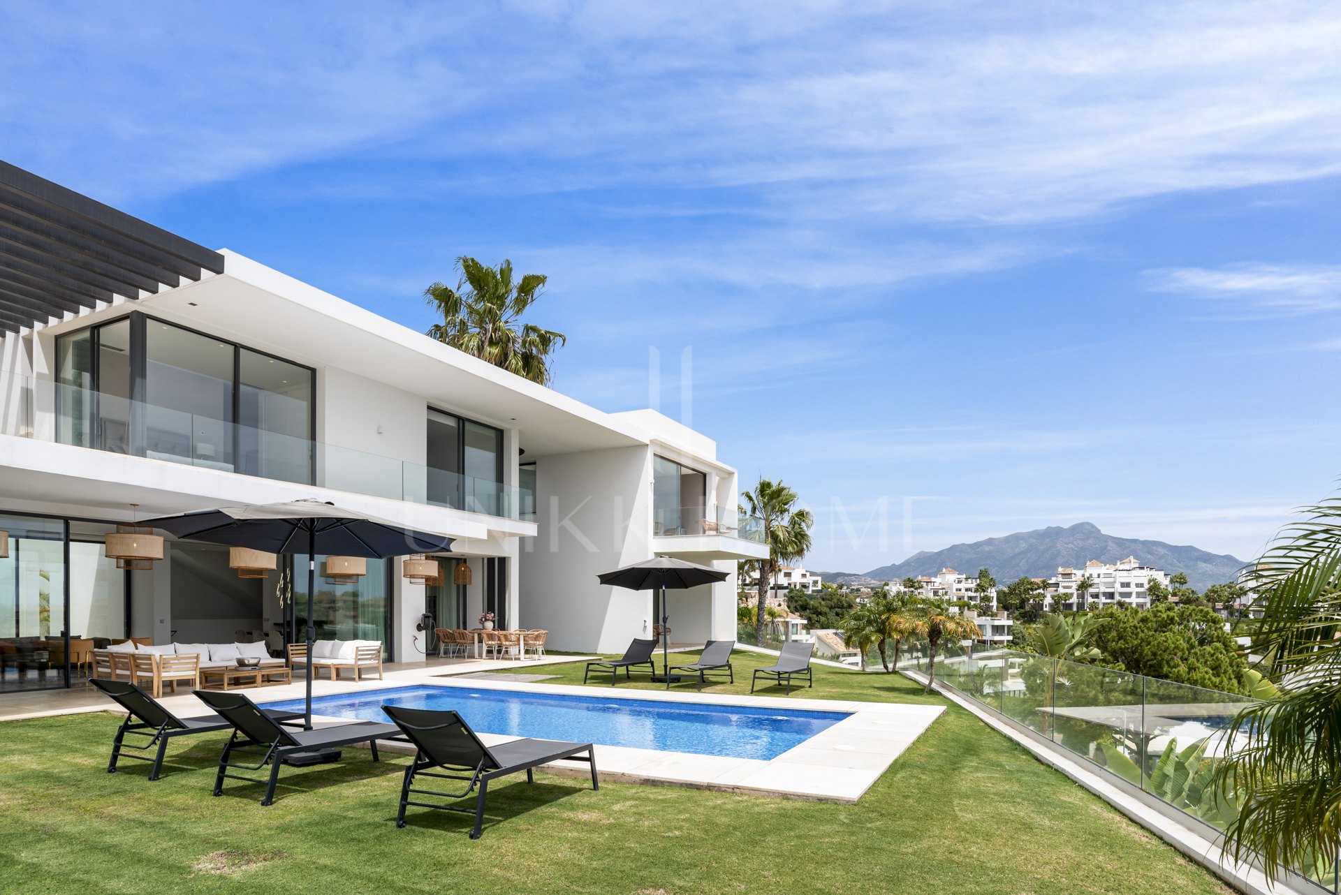 Villa Contemporánea de Lujo con Vistas al Mar en La Alquería, Benahavís