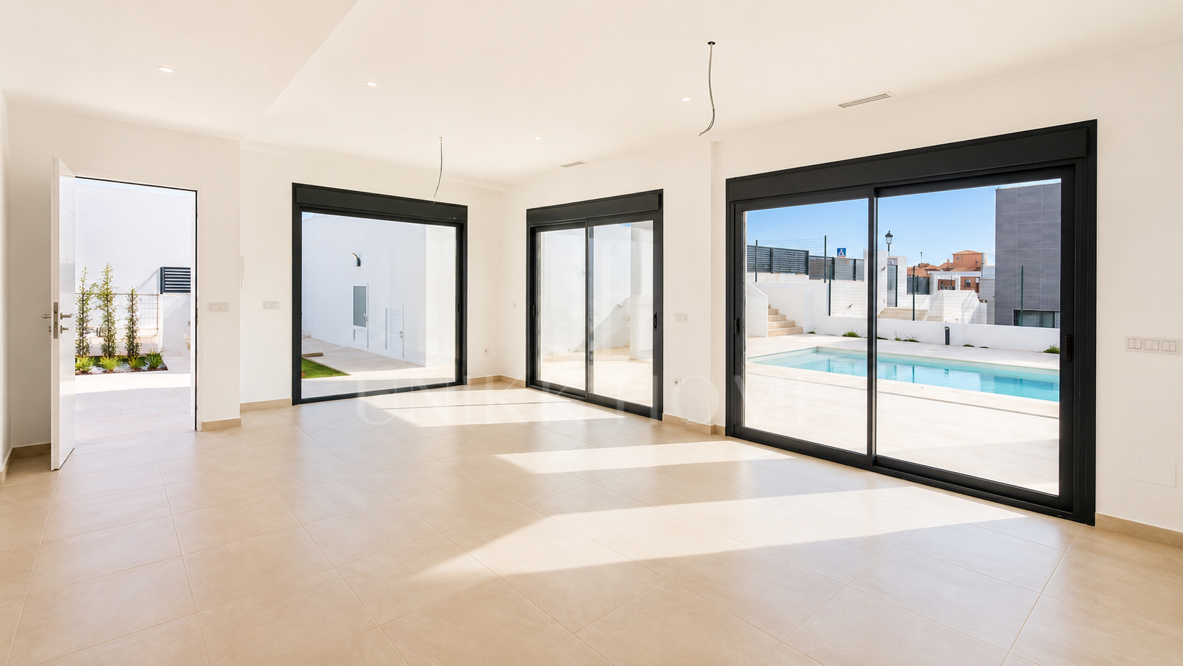 Exclusiva Villa de 4 Dormitorios con Piscina Privada a Pocos Metros del Mar - MANILVA DUQUESA