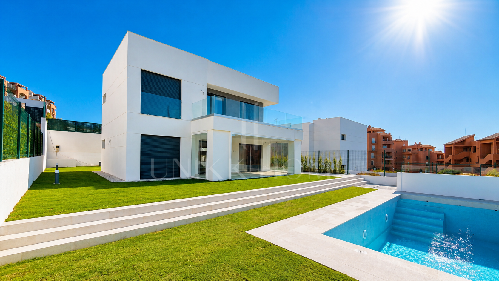 Exclusiva Villa de 4 Dormitorios con Piscina Privada a Pocos Metros del Mar - MANILVA DUQUESA