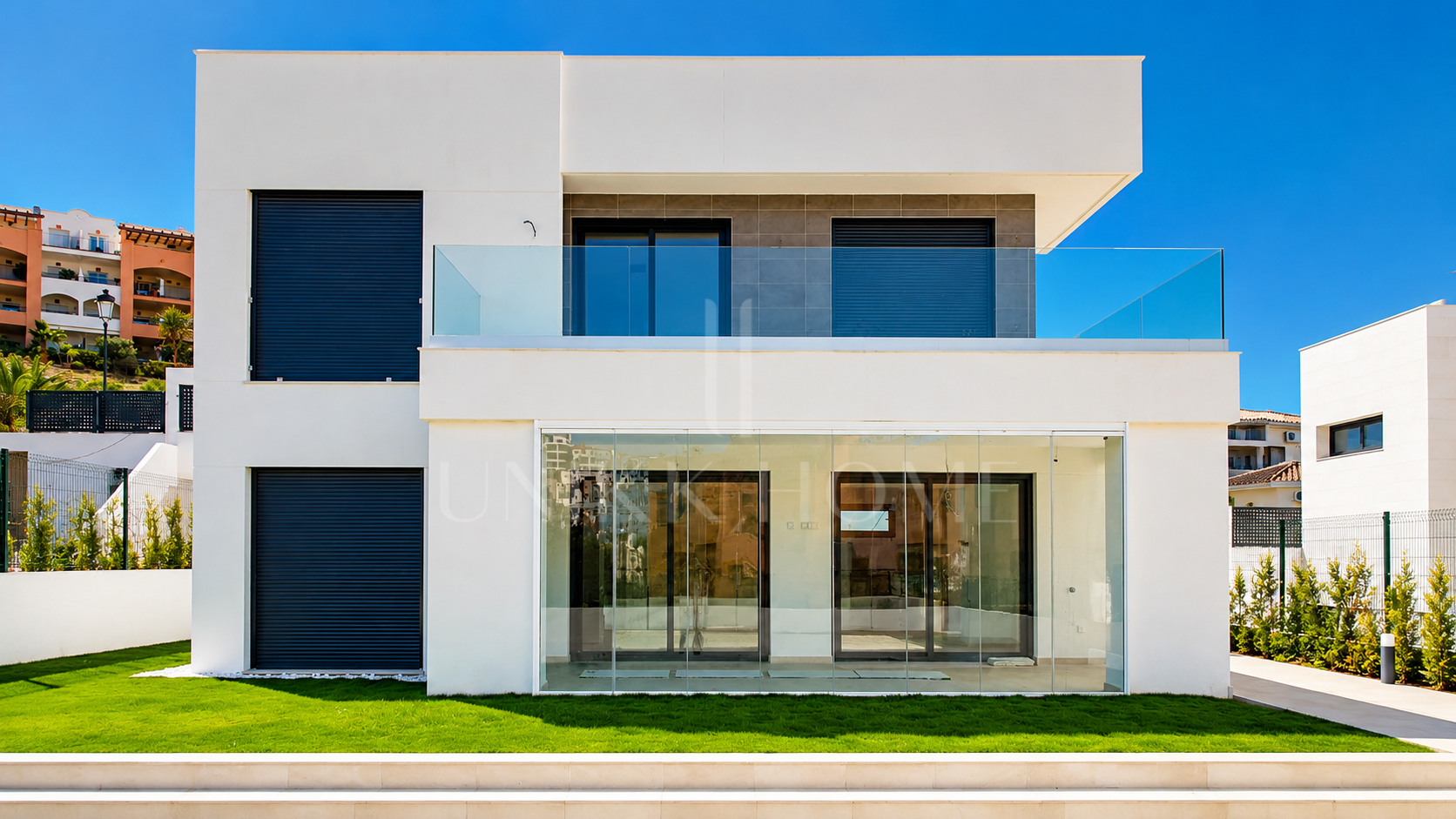 Exclusiva Villa de 4 Dormitorios con Piscina Privada a Pocos Metros del Mar - MANILVA DUQUESA