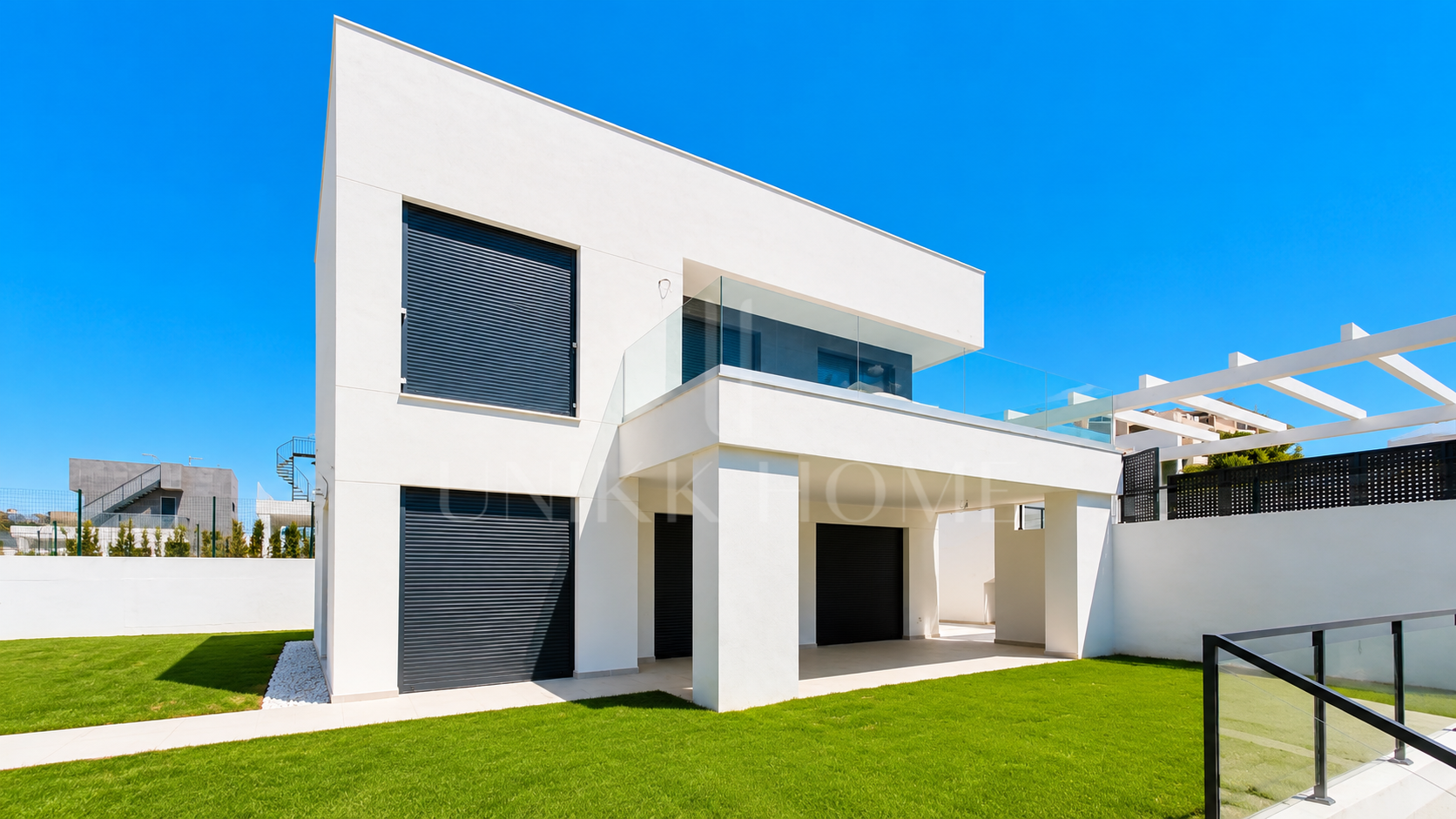 Exclusiva Villa de 4 Dormitorios con Piscina Privada a Pocos Metros del Mar - MANILVA DUQUESA