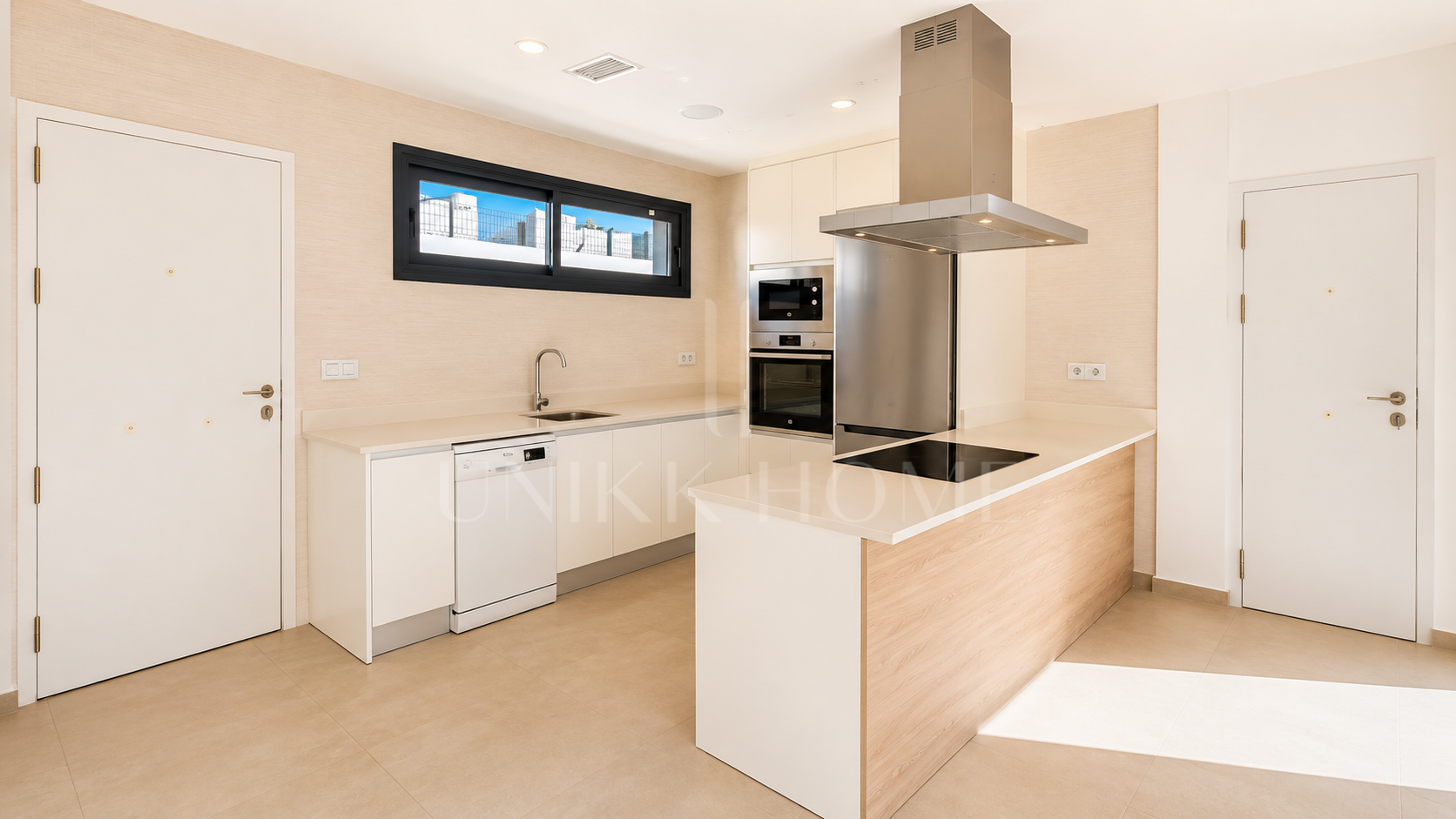 Exclusiva Villa de 4 Dormitorios con Piscina Privada a Pocos Metros del Mar - MANILVA DUQUESA