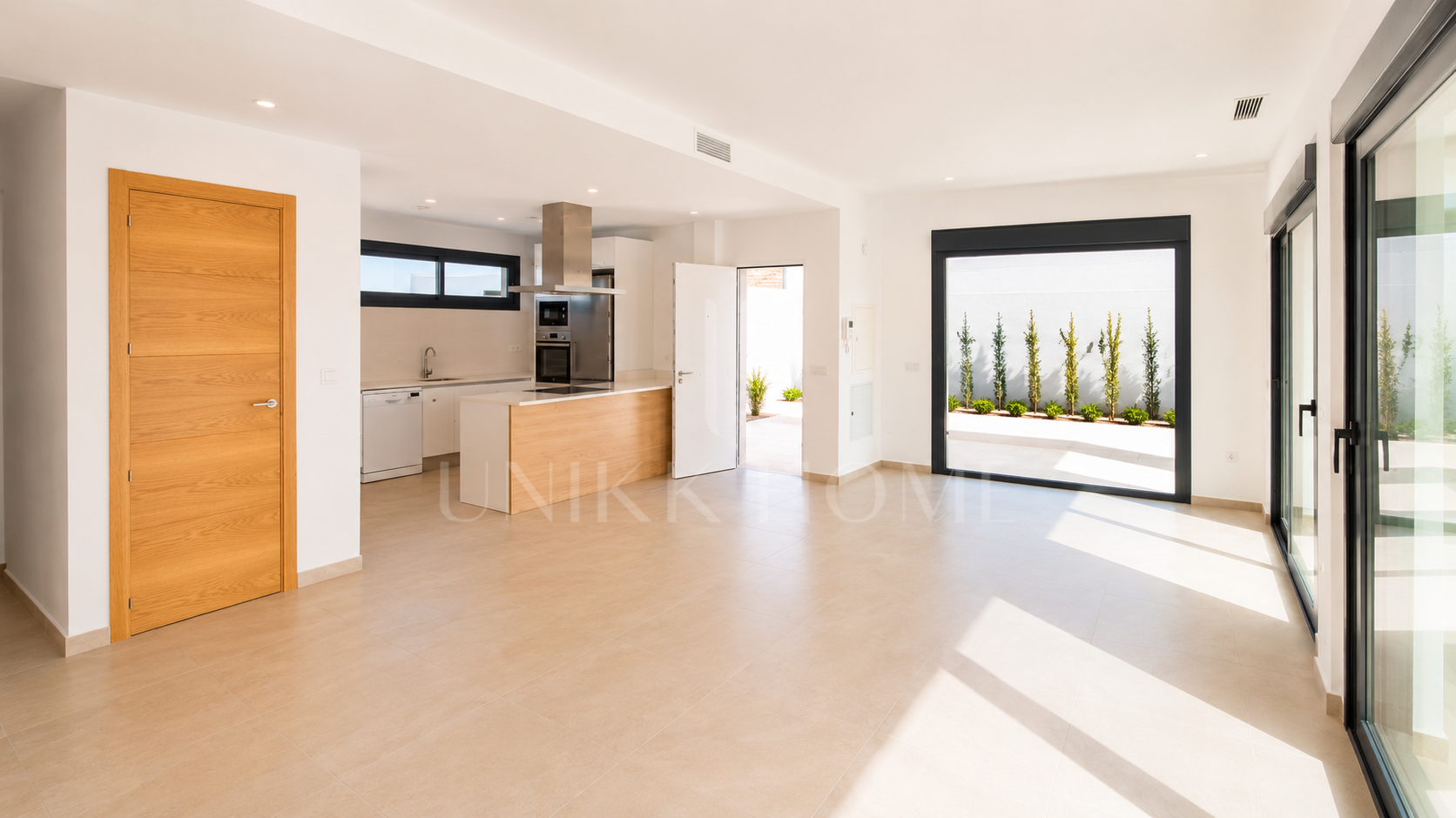 Exclusiva Villa de 4 Dormitorios con Piscina Privada a Pocos Metros del Mar - MANILVA DUQUESA