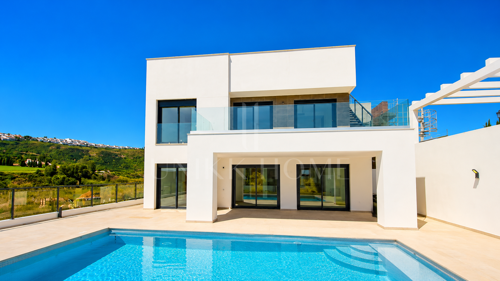 Exclusiva Villa de 4 Dormitorios con Piscina Privada a Pocos Metros del Mar - MANILVA DUQUESA