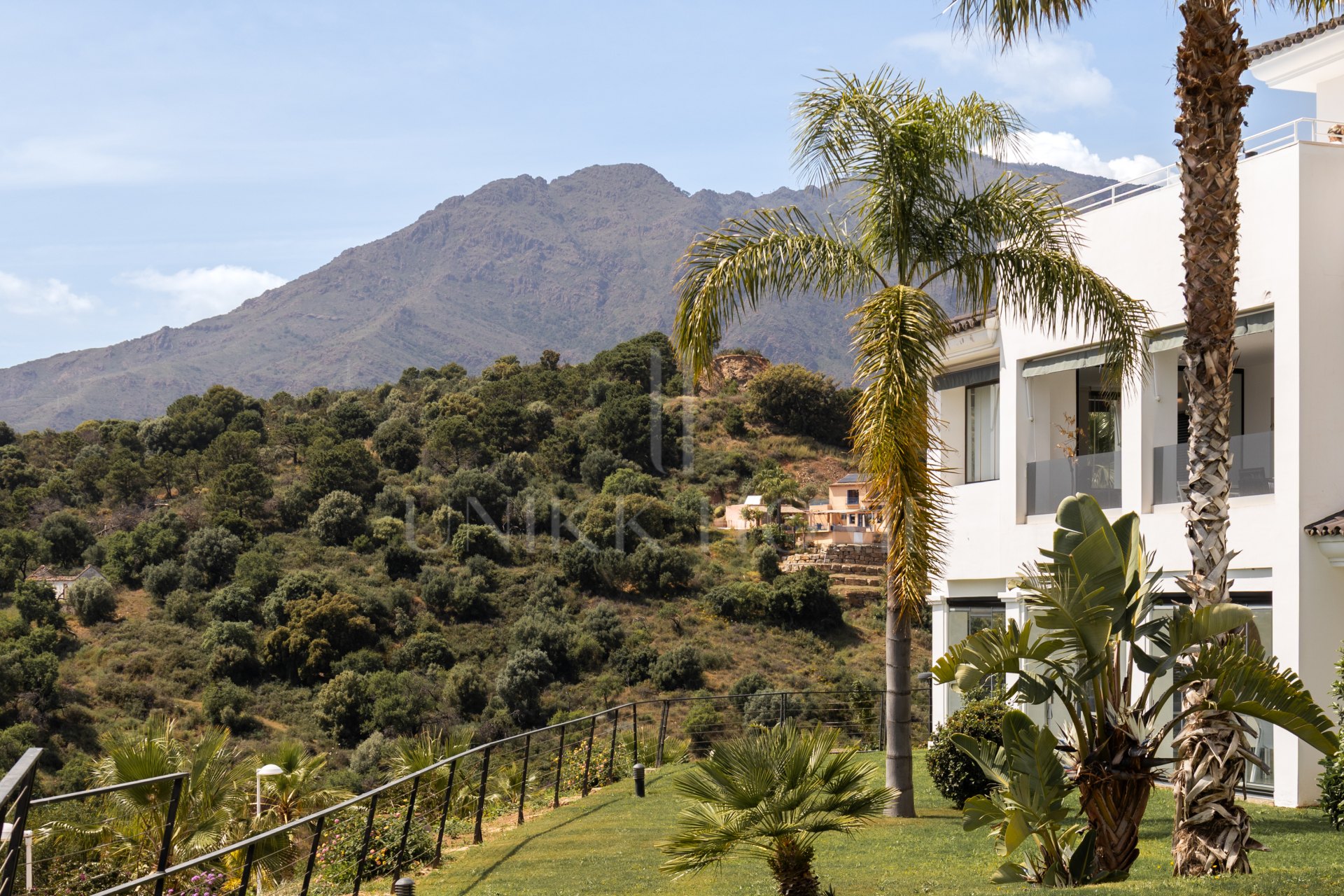 Sophisticated Living with Private Garden in Mirador de Estepona Hills