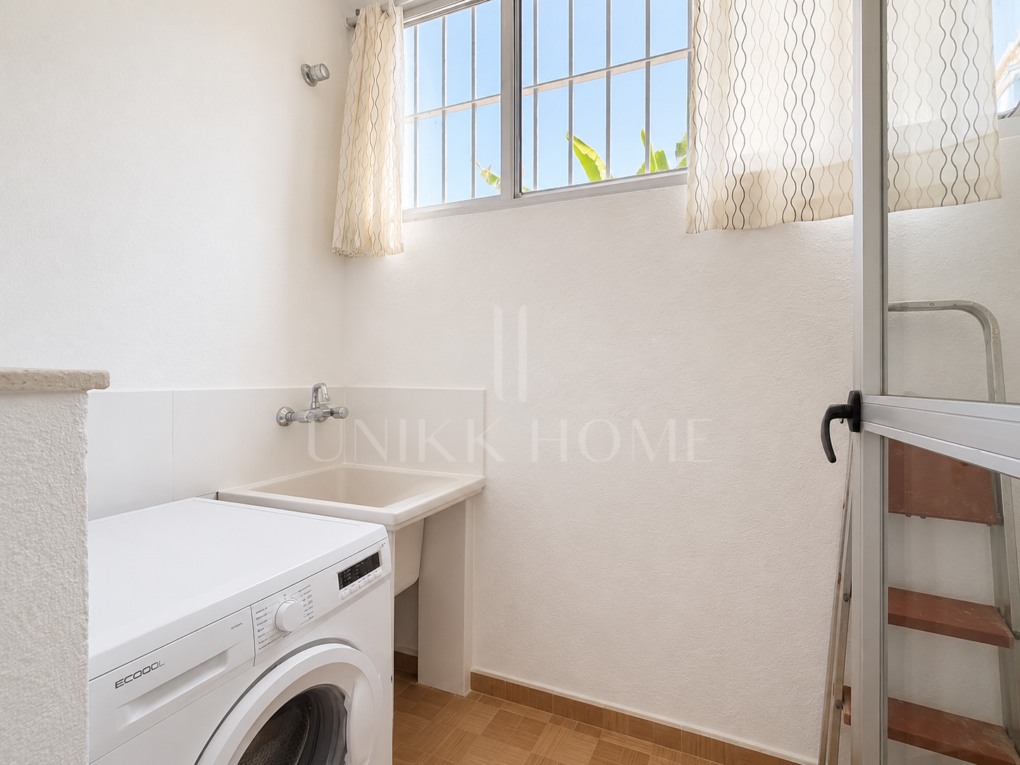 Townhouse in Diana Park, with private patio, in a gated community with communal pool near the beach and amenities