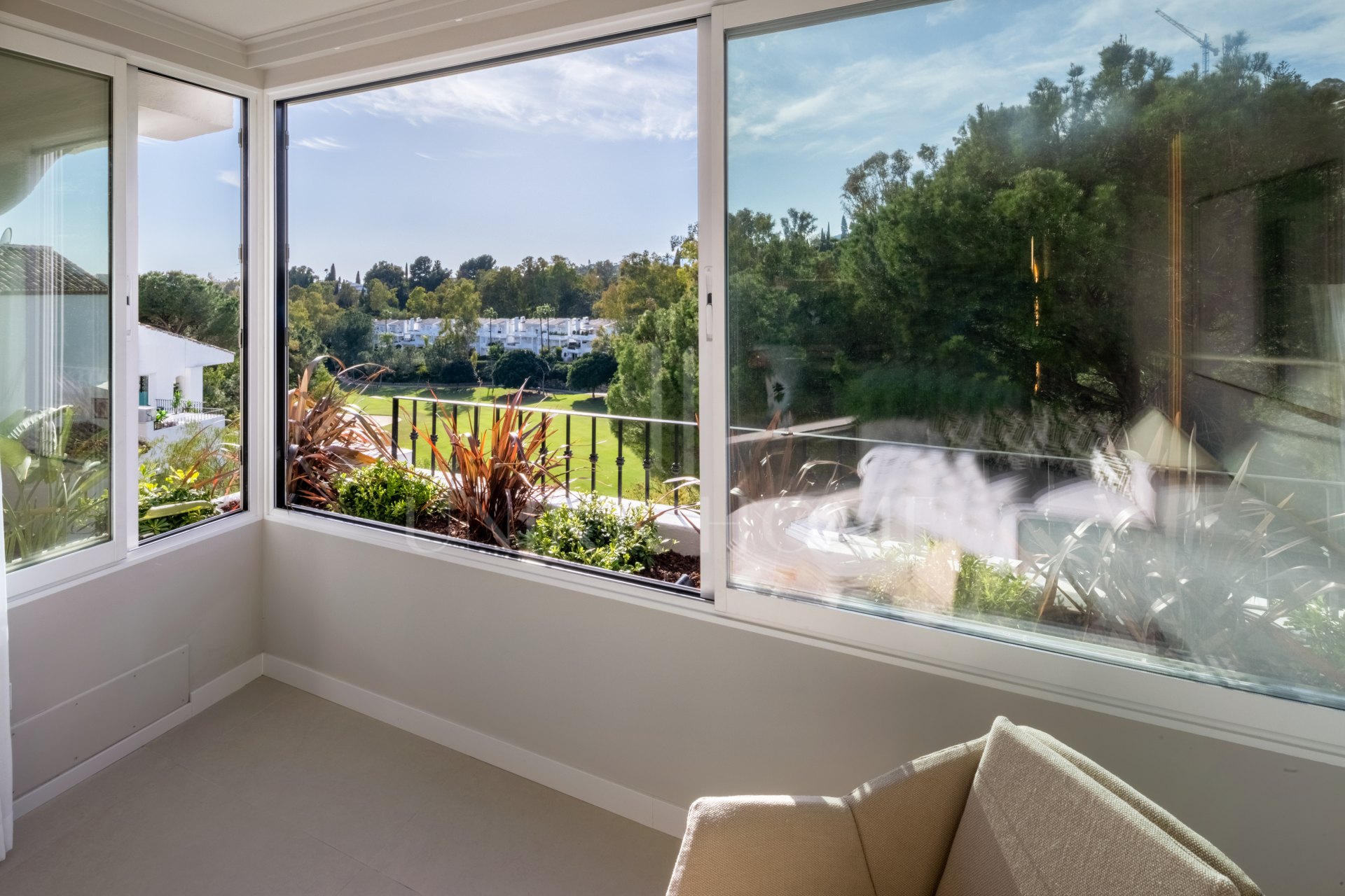 Luxury Frontline Golf Apartment with Tourist Licence – La Quinta, Benahavís