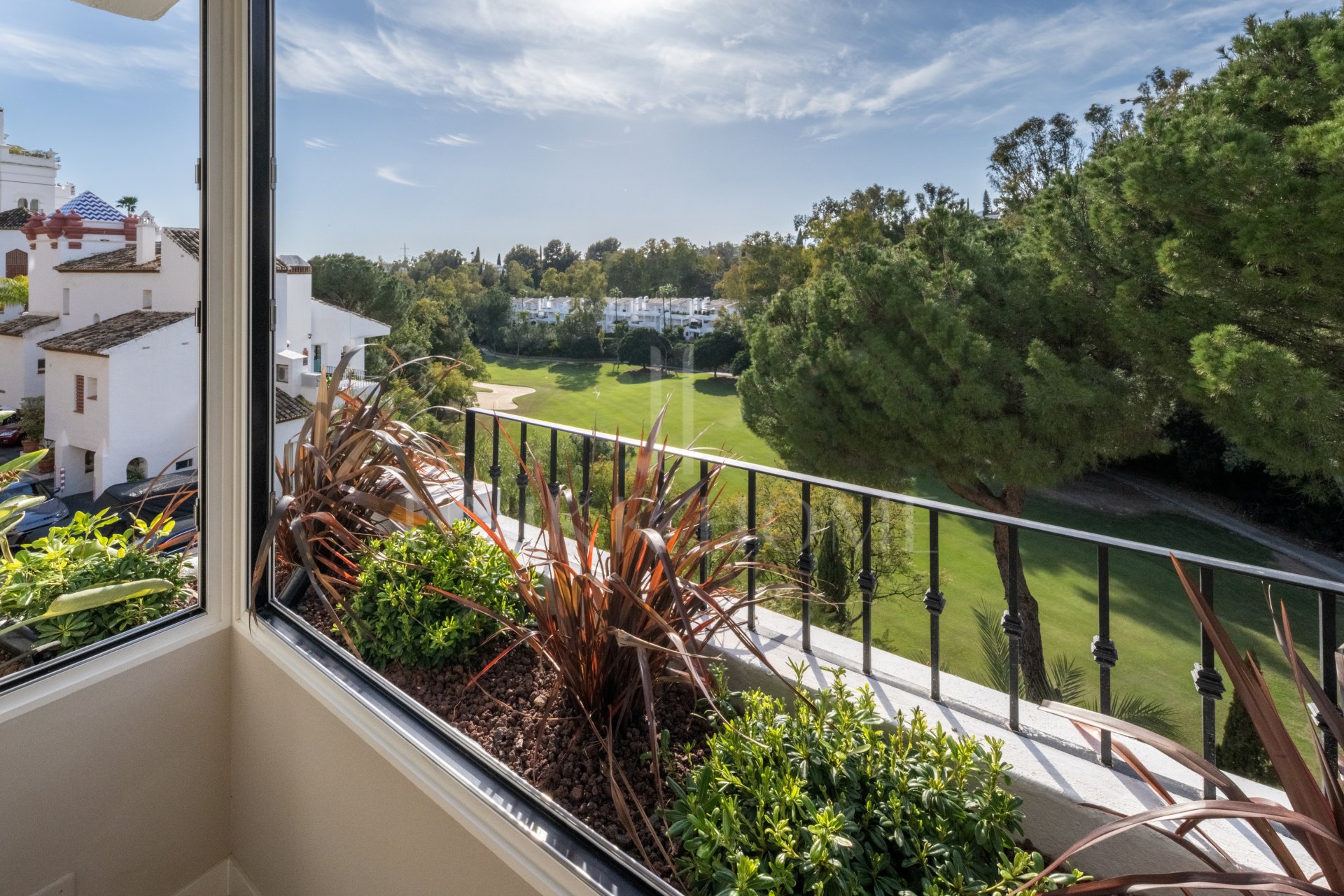 Luxury Frontline Golf Apartment with Tourist Licence – La Quinta, Benahavís
