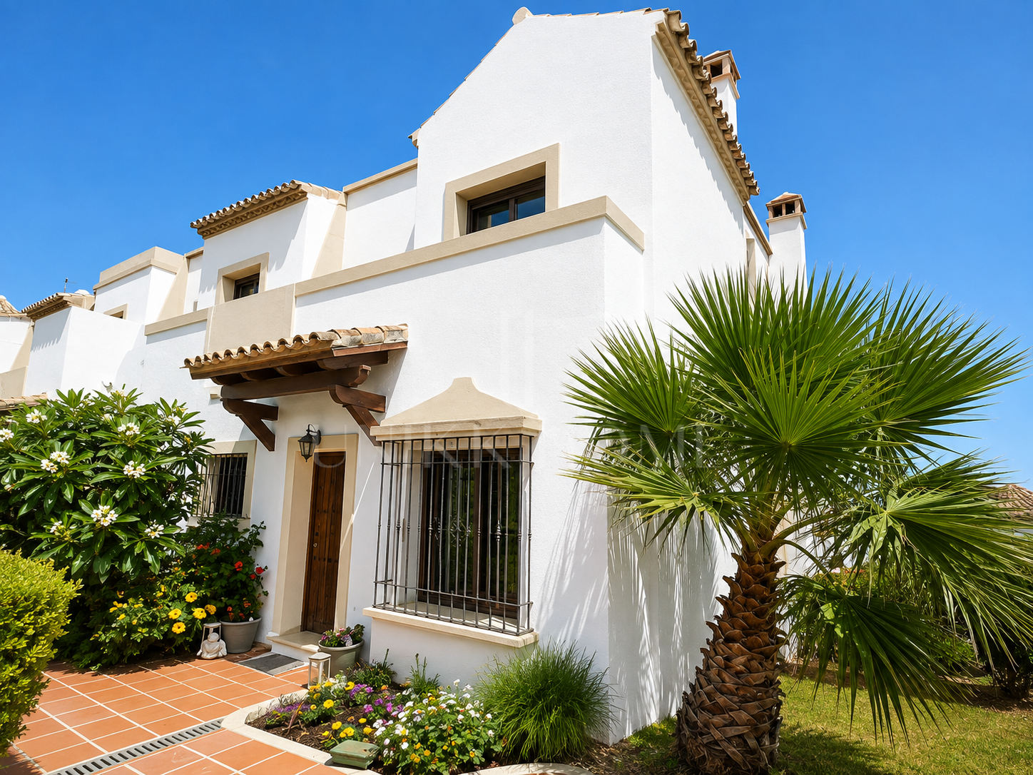 Exceptional Corner Townhouse with Private Garage & Sea Views - Estepona West
