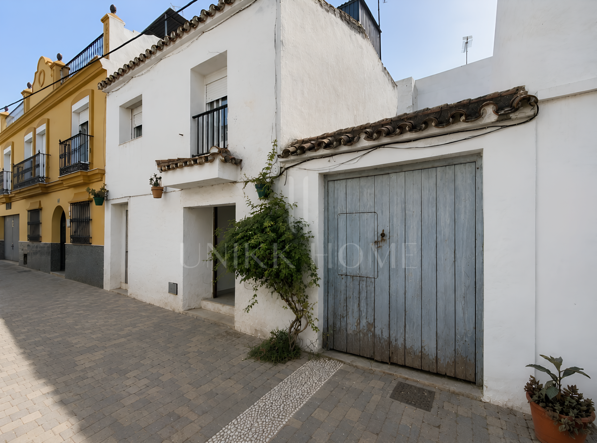 Renovated townhouse in Estepona Old Town with solarium and garage