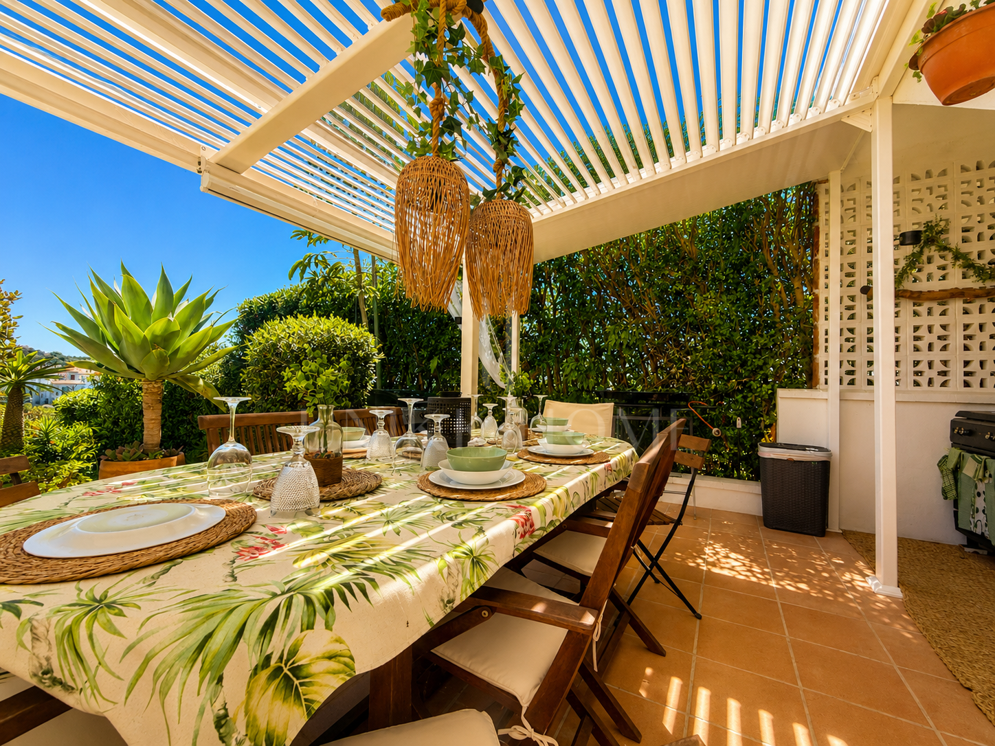 GROUND FLOOR WITH LARGE PRIVATE GARDEN & PANORAMIC SEA VIEWS - ALCAIDESA