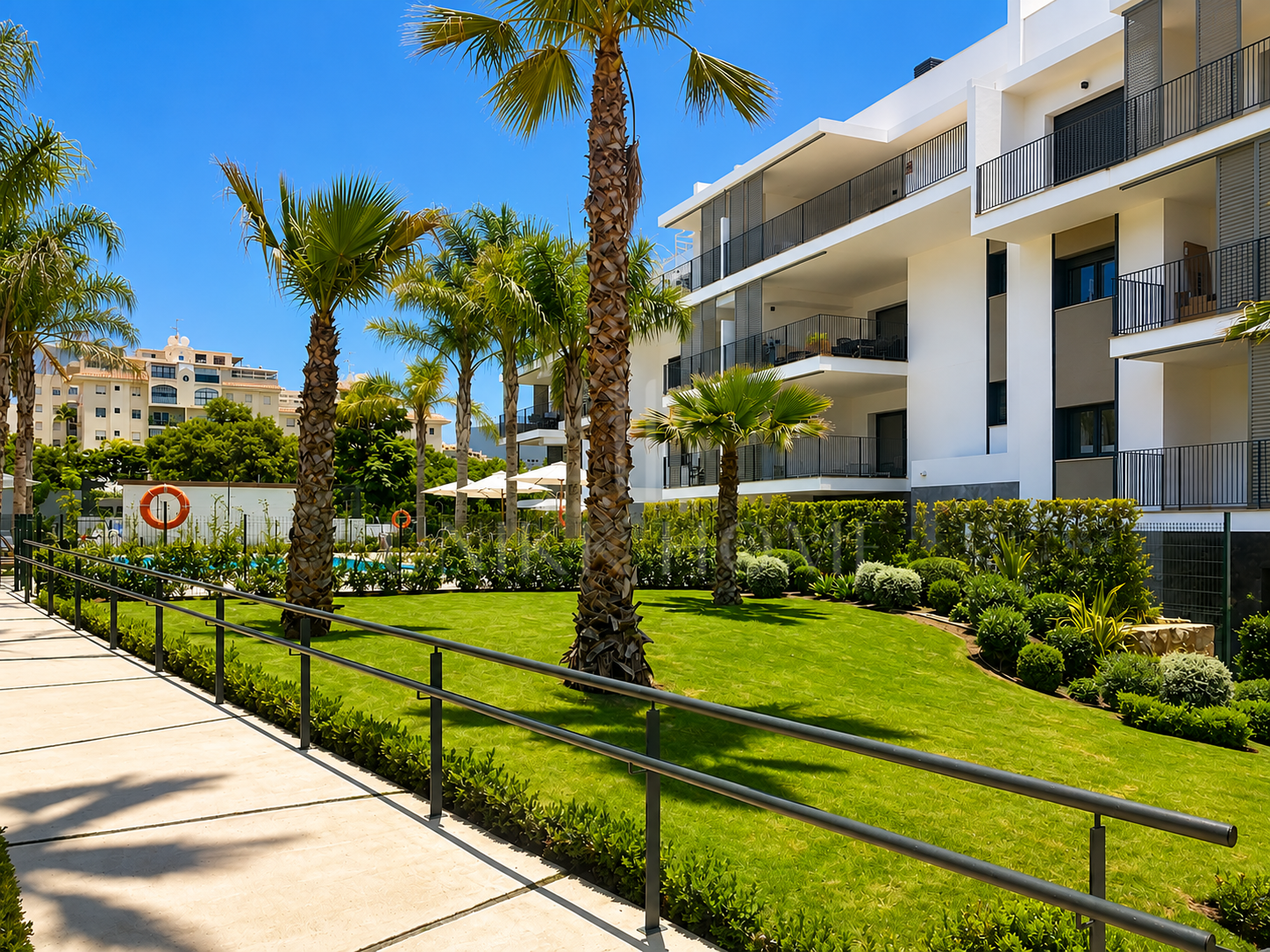 Ático listo para entrar a vivir con vistas al mar - A poca distancia de la playa - Centro de Estepona