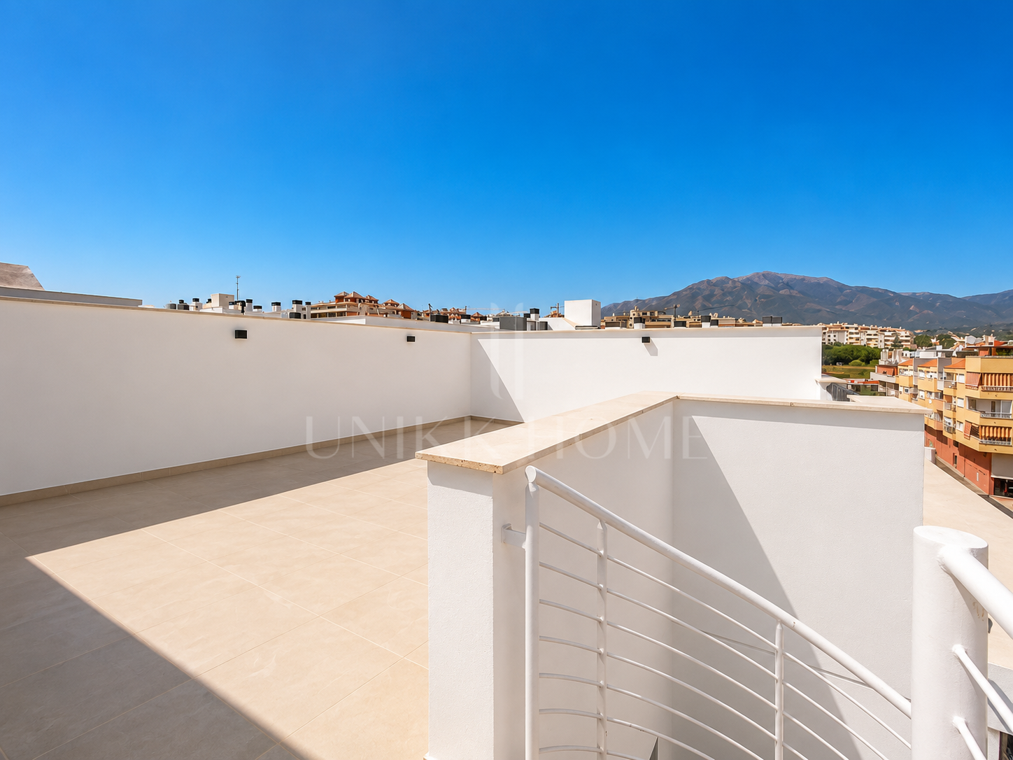 Ático listo para entrar a vivir con vistas al mar - A poca distancia de la playa - Centro de Estepona