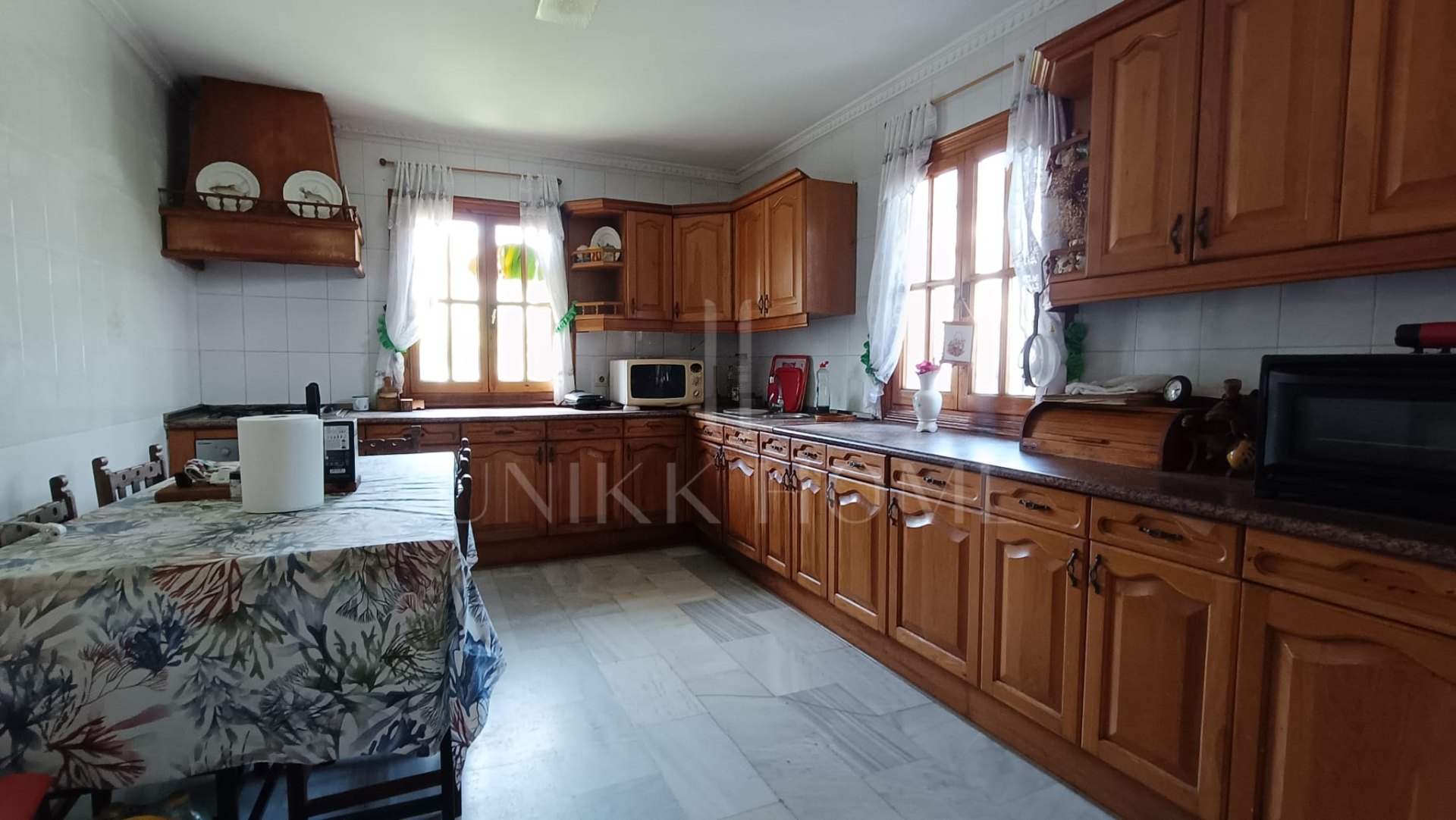 Five-bedroom terraced house with garden, 500 metres from the beach in Estepona