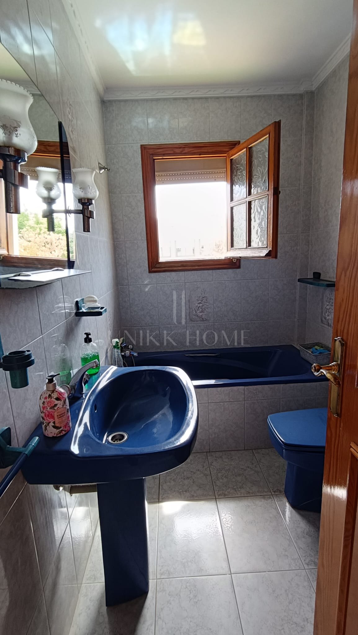 Five-bedroom terraced house with garden, 500 metres from the beach in Estepona
