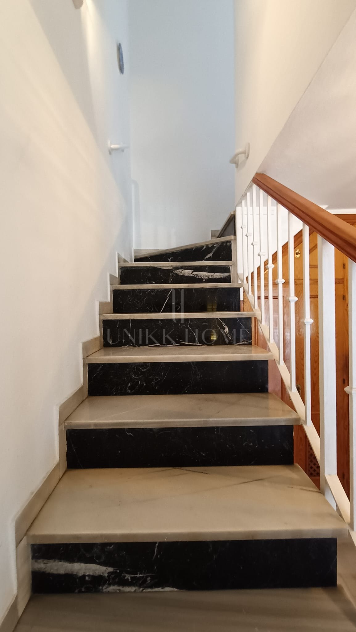 Five-bedroom terraced house with garden, 500 metres from the beach in Estepona