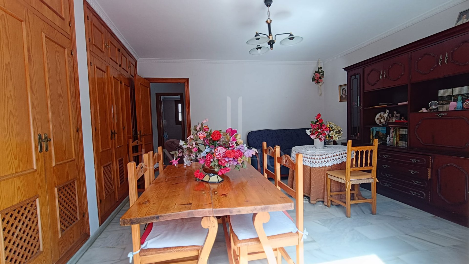 Five-bedroom terraced house with garden, 500 metres from the beach in Estepona