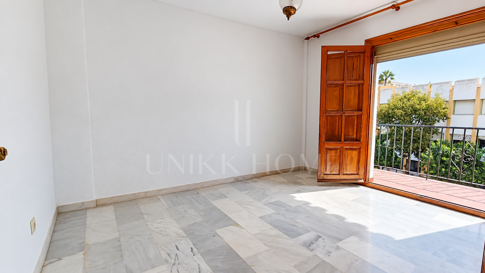 Five-bedroom terraced house with garden, 500 metres from the beach in Estepona
