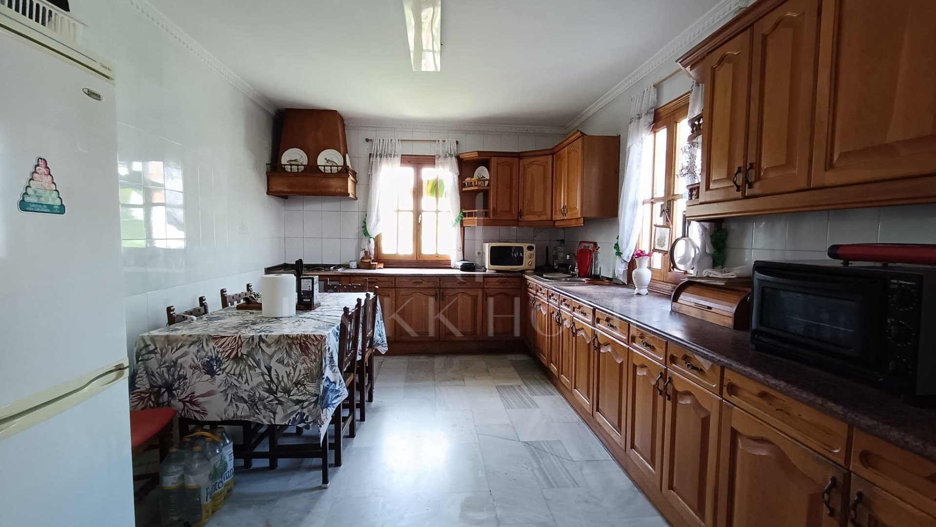 Five-bedroom terraced house with garden, 500 metres from the beach in Estepona