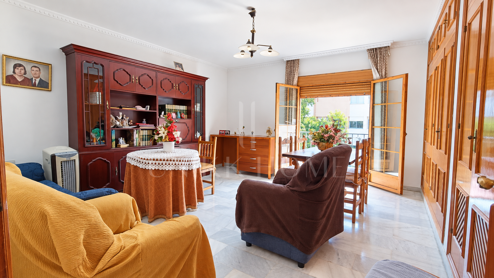 Five-bedroom terraced house with garden, 500 metres from the beach in Estepona