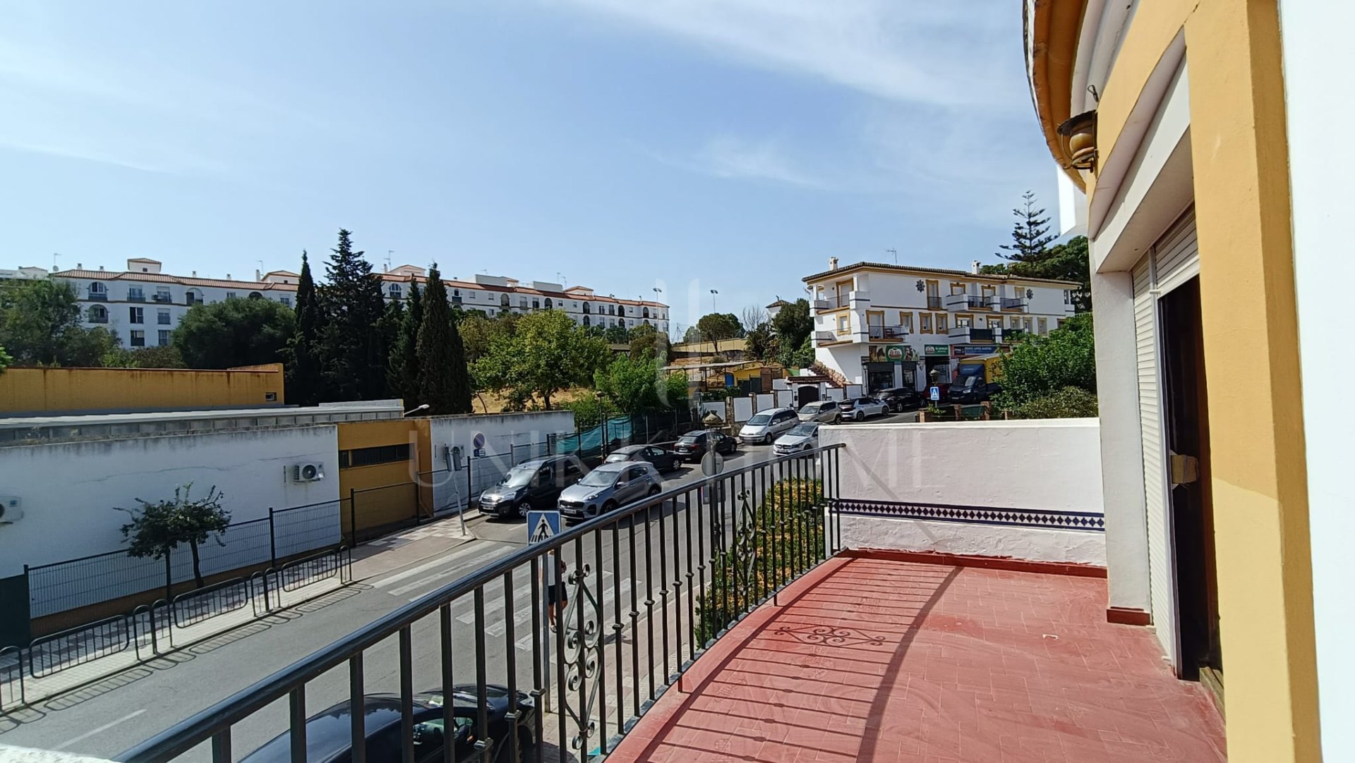 Five-bedroom terraced house with garden, 500 metres from the beach in Estepona