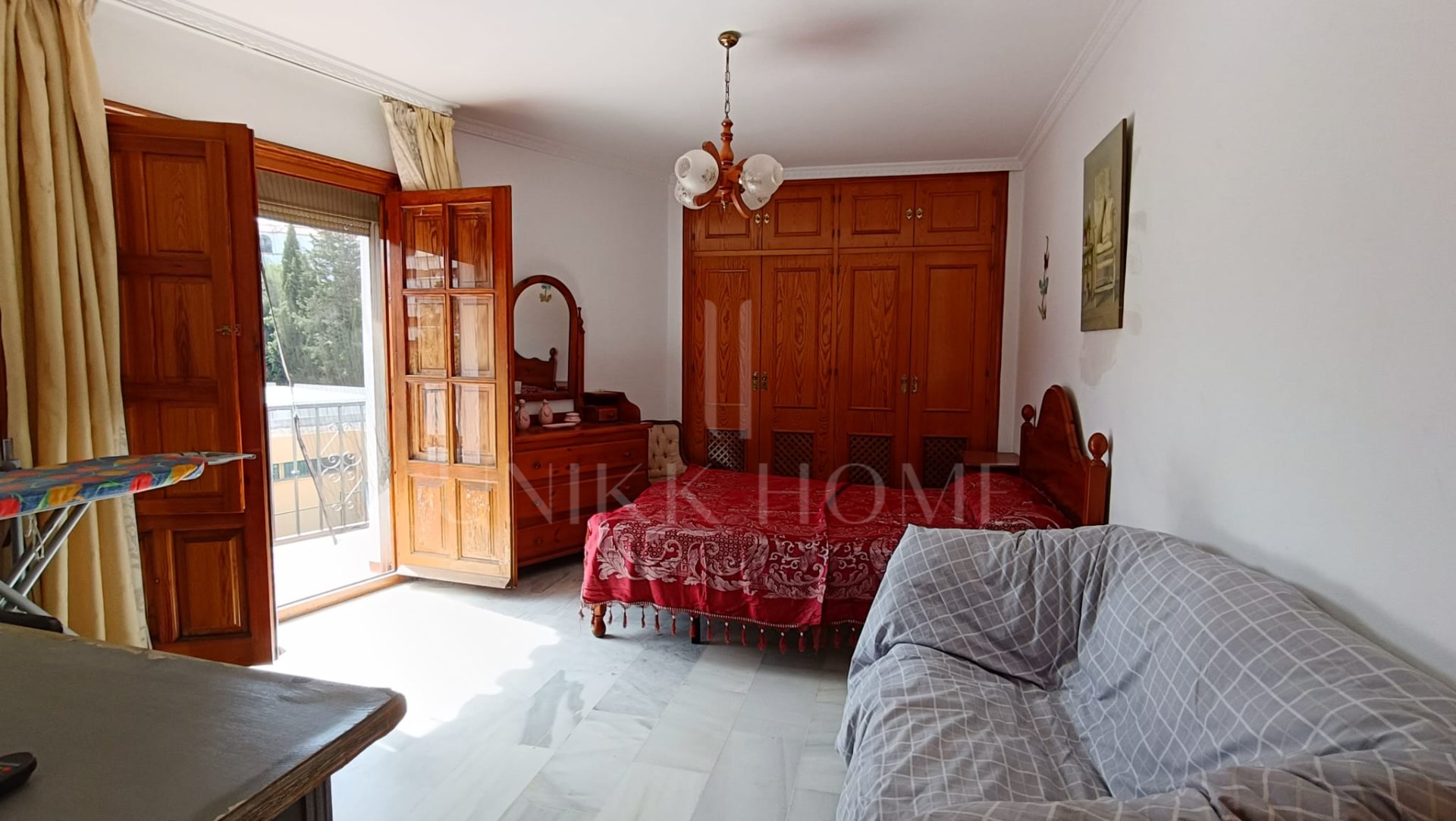Five-bedroom terraced house with garden, 500 metres from the beach in Estepona