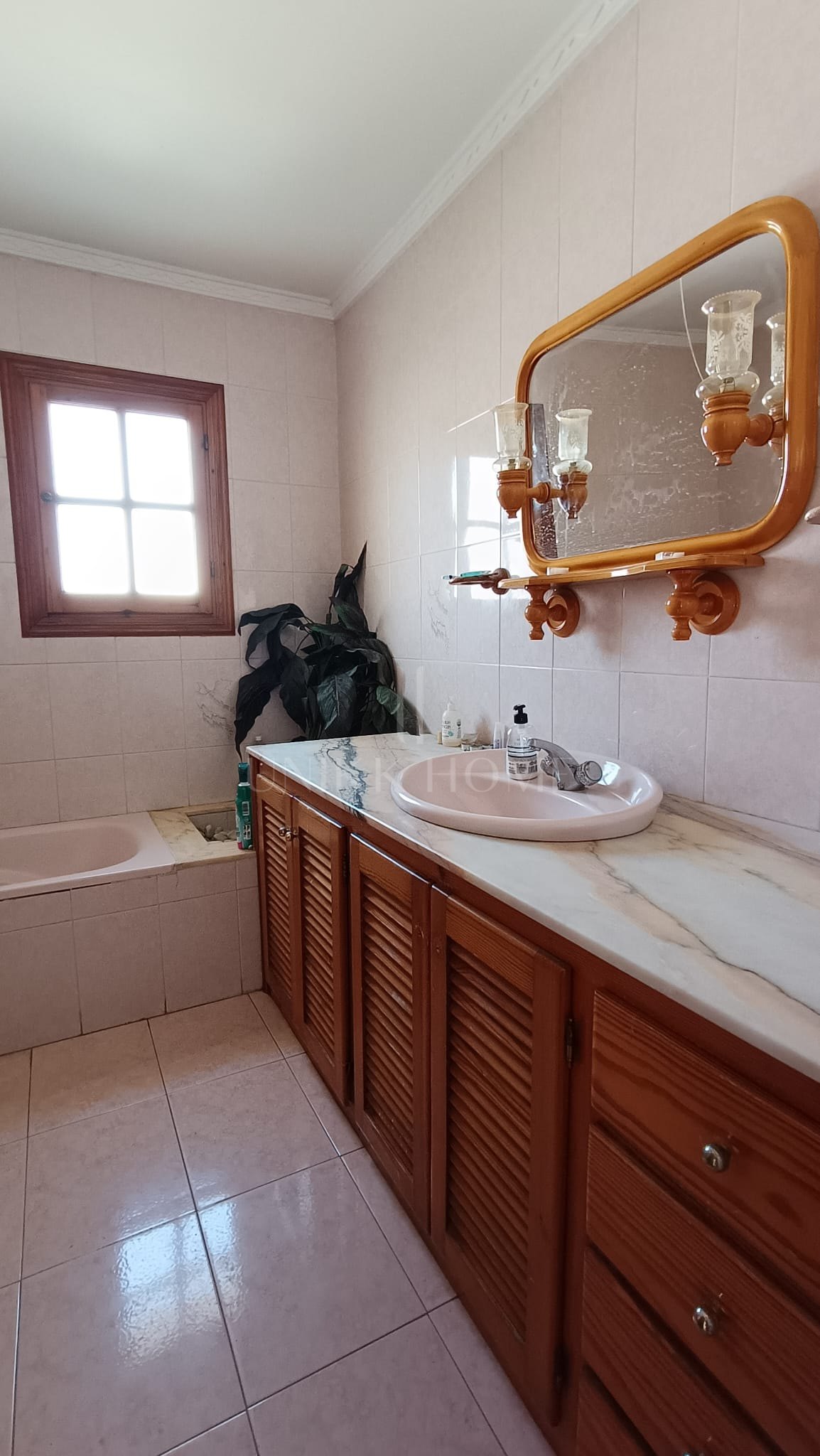 Five-bedroom terraced house with garden, 500 metres from the beach in Estepona