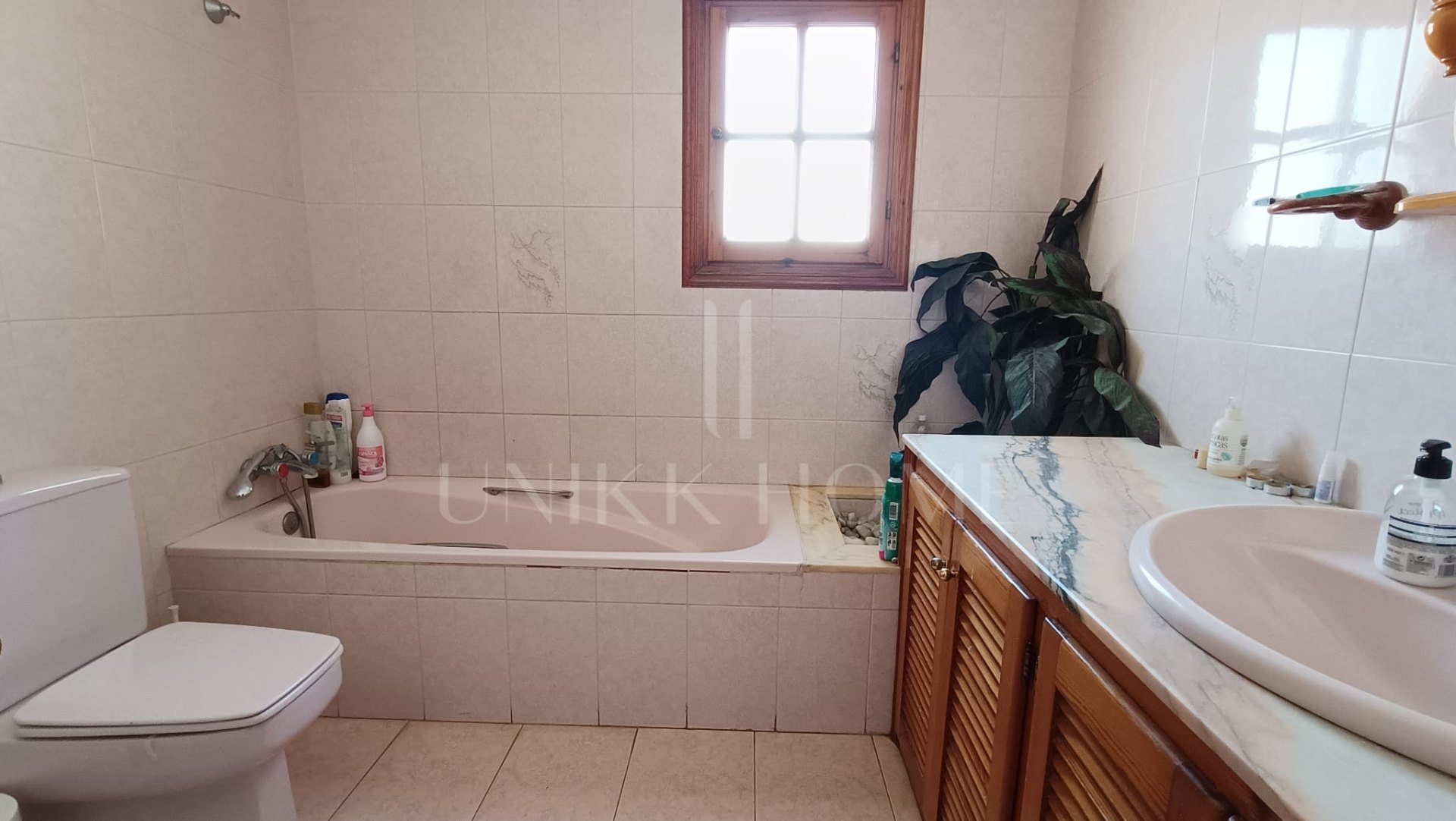 Five-bedroom terraced house with garden, 500 metres from the beach in Estepona