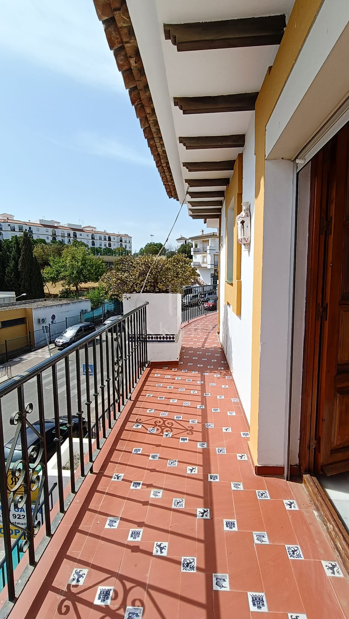Five-bedroom terraced house with garden, 500 metres from the beach in Estepona
