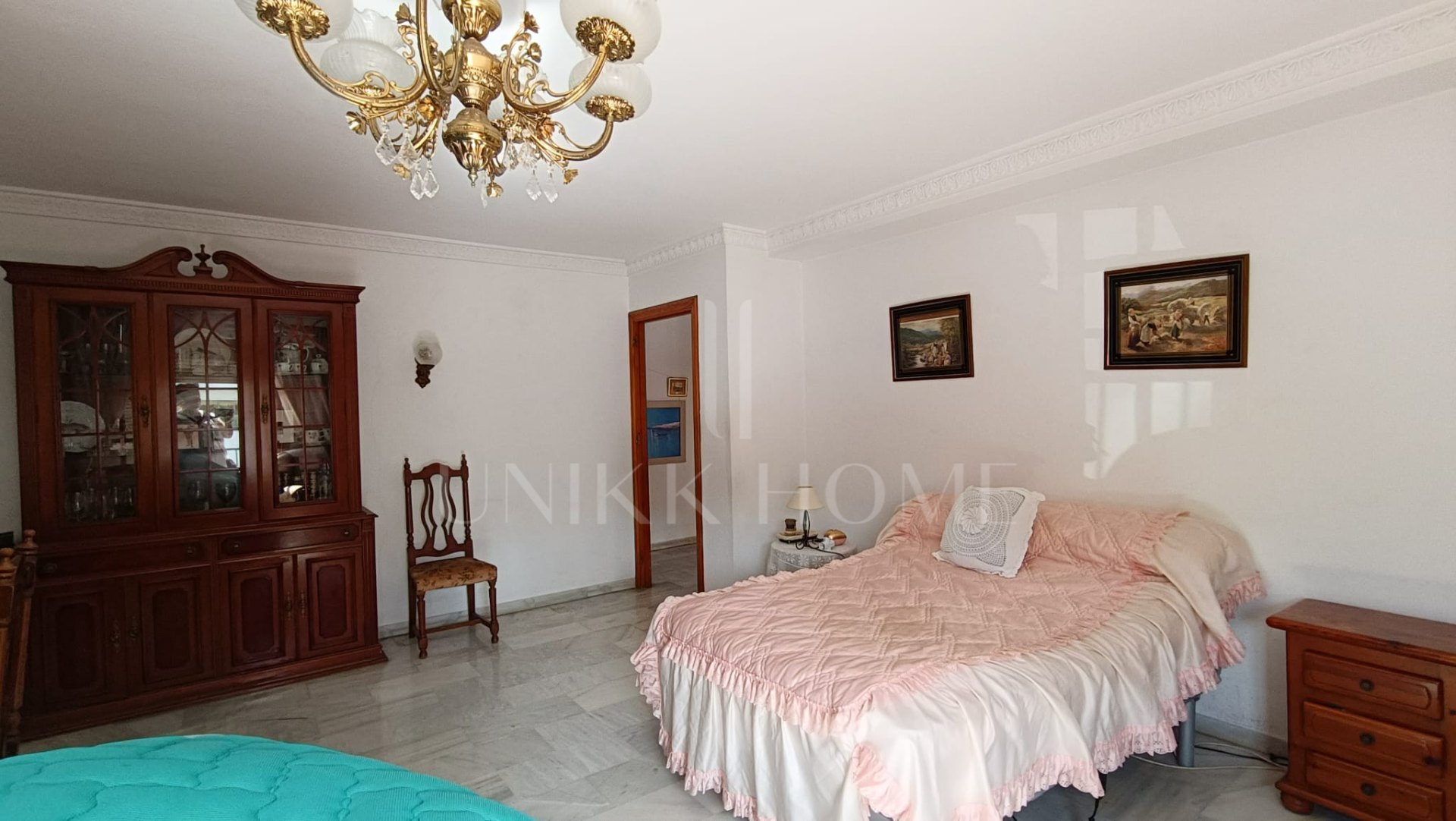 Five-bedroom terraced house with garden, 500 metres from the beach in Estepona