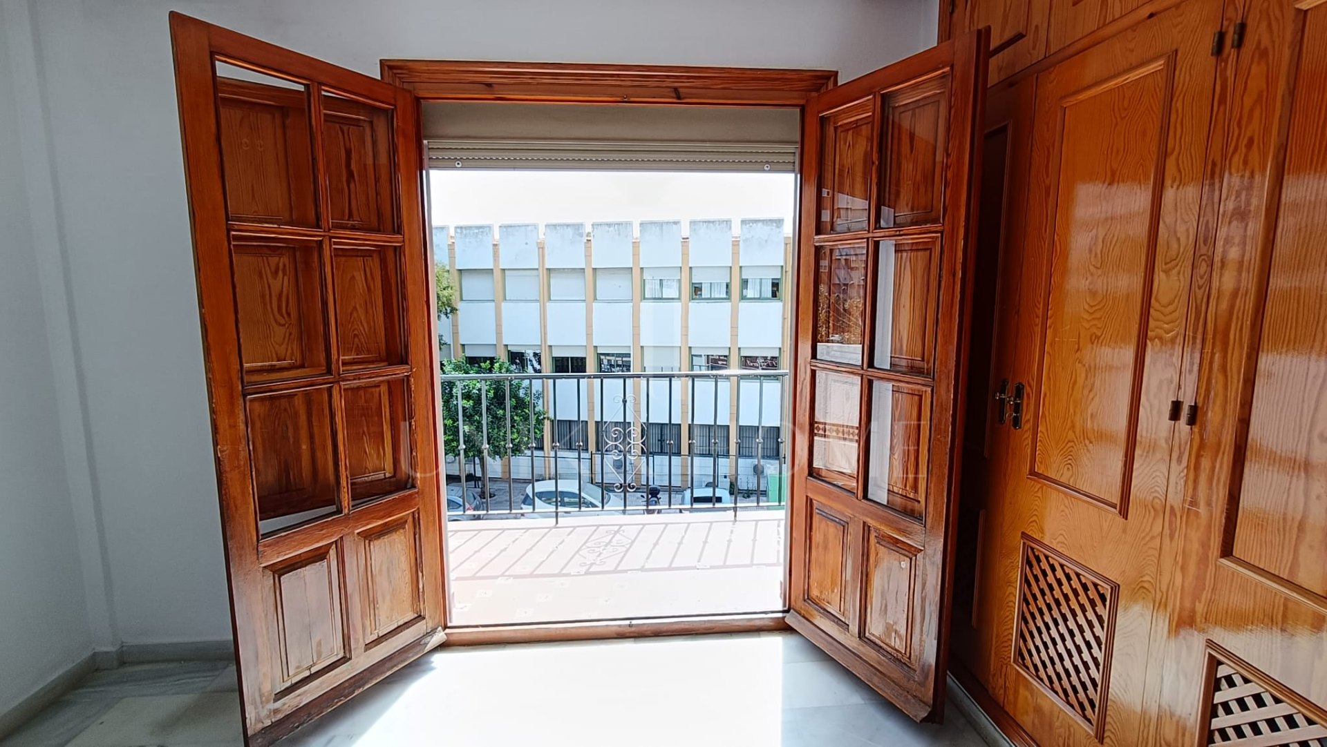 Five-bedroom terraced house with garden, 500 metres from the beach in Estepona