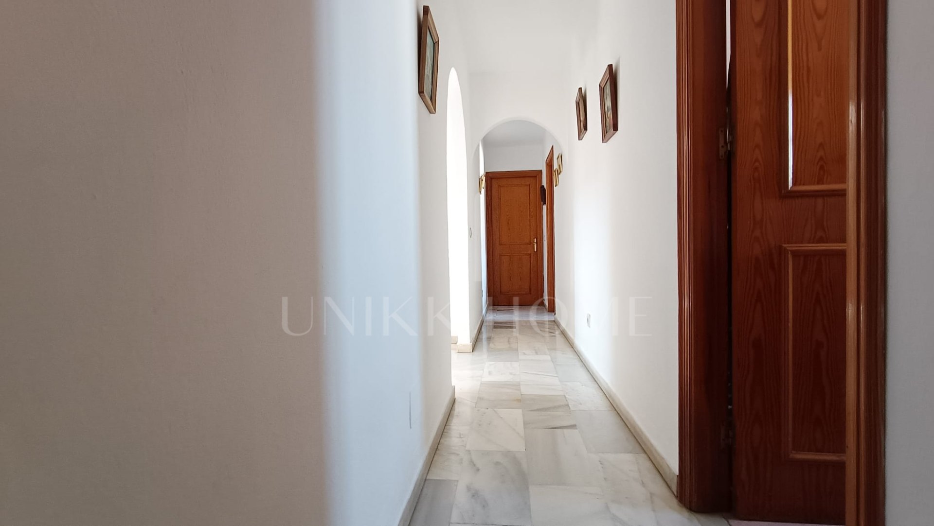 Five-bedroom terraced house with garden, 500 metres from the beach in Estepona