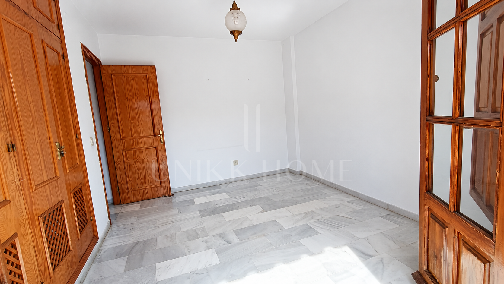 Five-bedroom terraced house with garden, 500 metres from the beach in Estepona