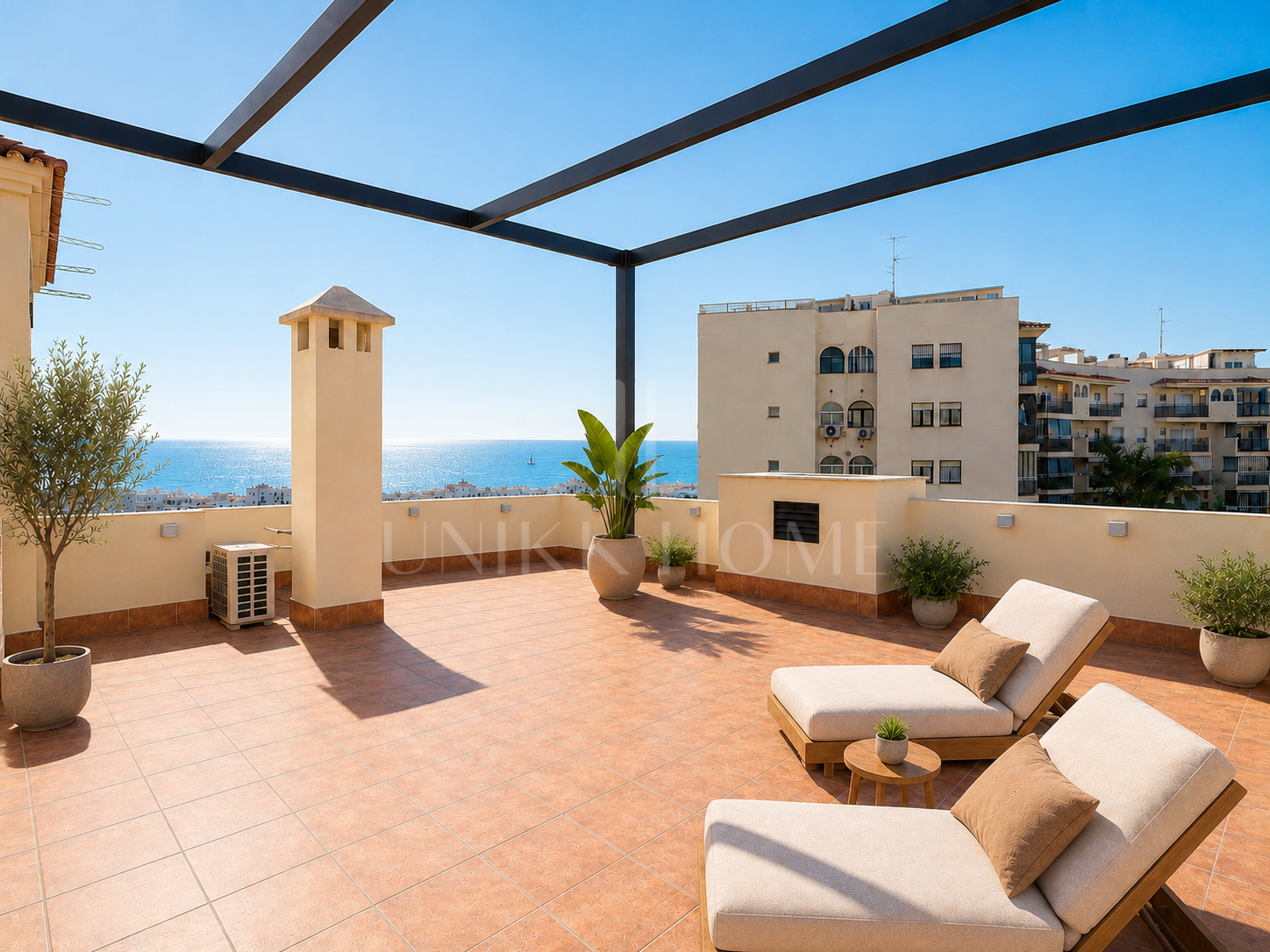 Precioso apartamento reformado con vistas al mar y gran terraza en el centro de Estepona