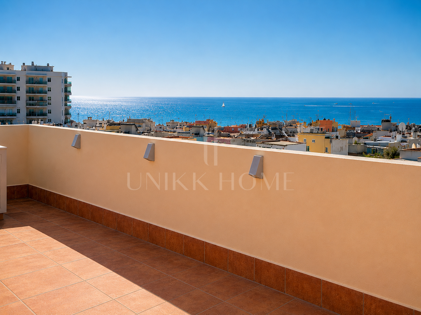 Precioso apartamento reformado con vistas al mar y gran terraza en el centro de Estepona