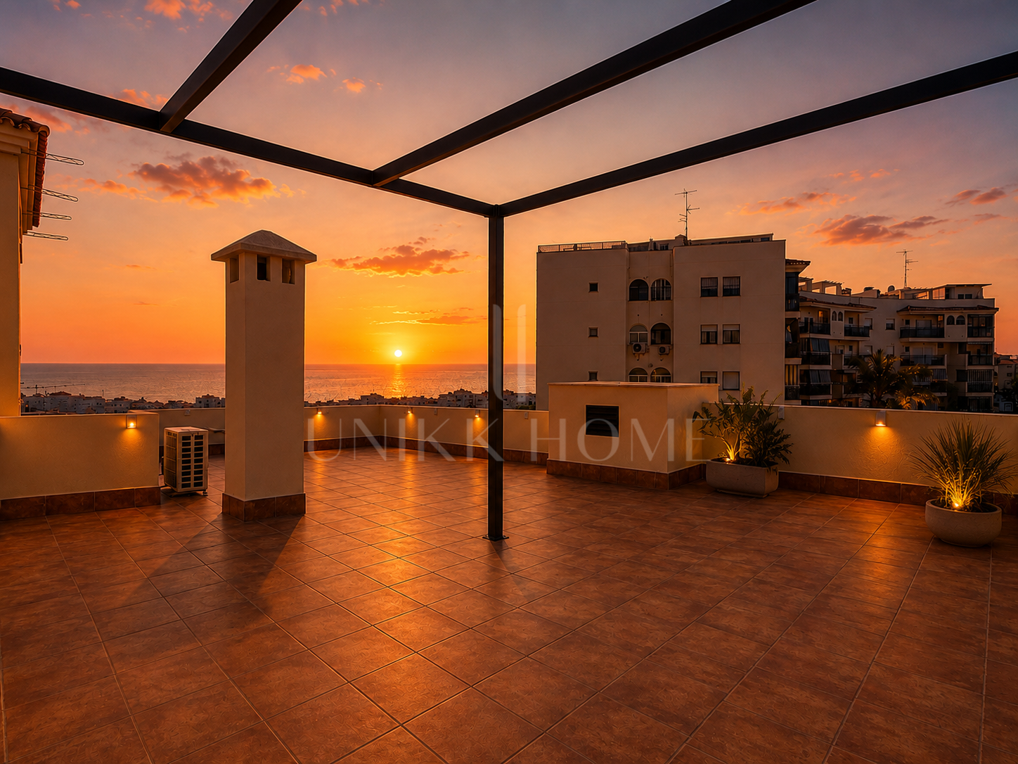 Precioso apartamento reformado con vistas al mar y gran terraza en el centro de Estepona