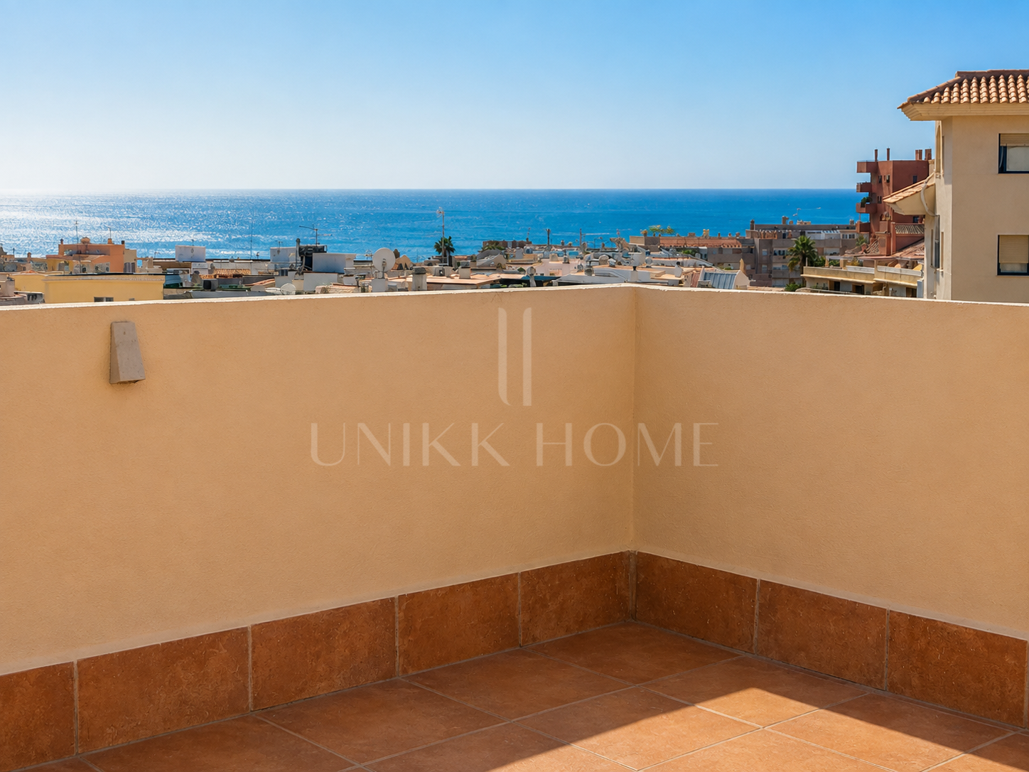 Precioso apartamento reformado con vistas al mar y gran terraza en el centro de Estepona