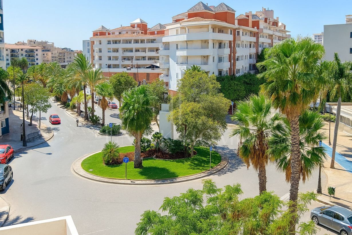 Precioso apartamento reformado con vistas al mar y gran terraza en el centro de Estepona