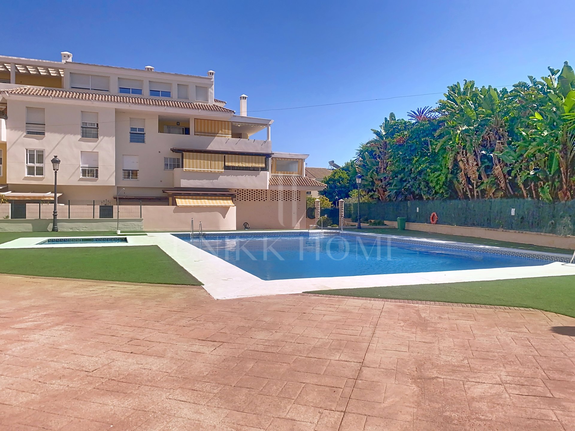 Precioso apartamento reformado con vistas al mar y gran terraza en el centro de Estepona