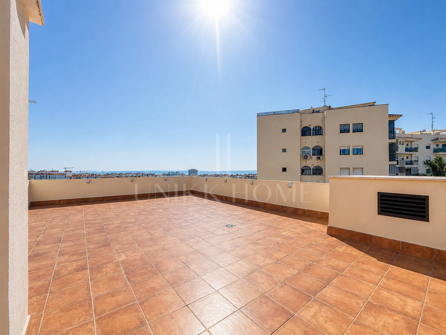 Precioso apartamento reformado con vistas al mar y gran terraza en el centro de Estepona