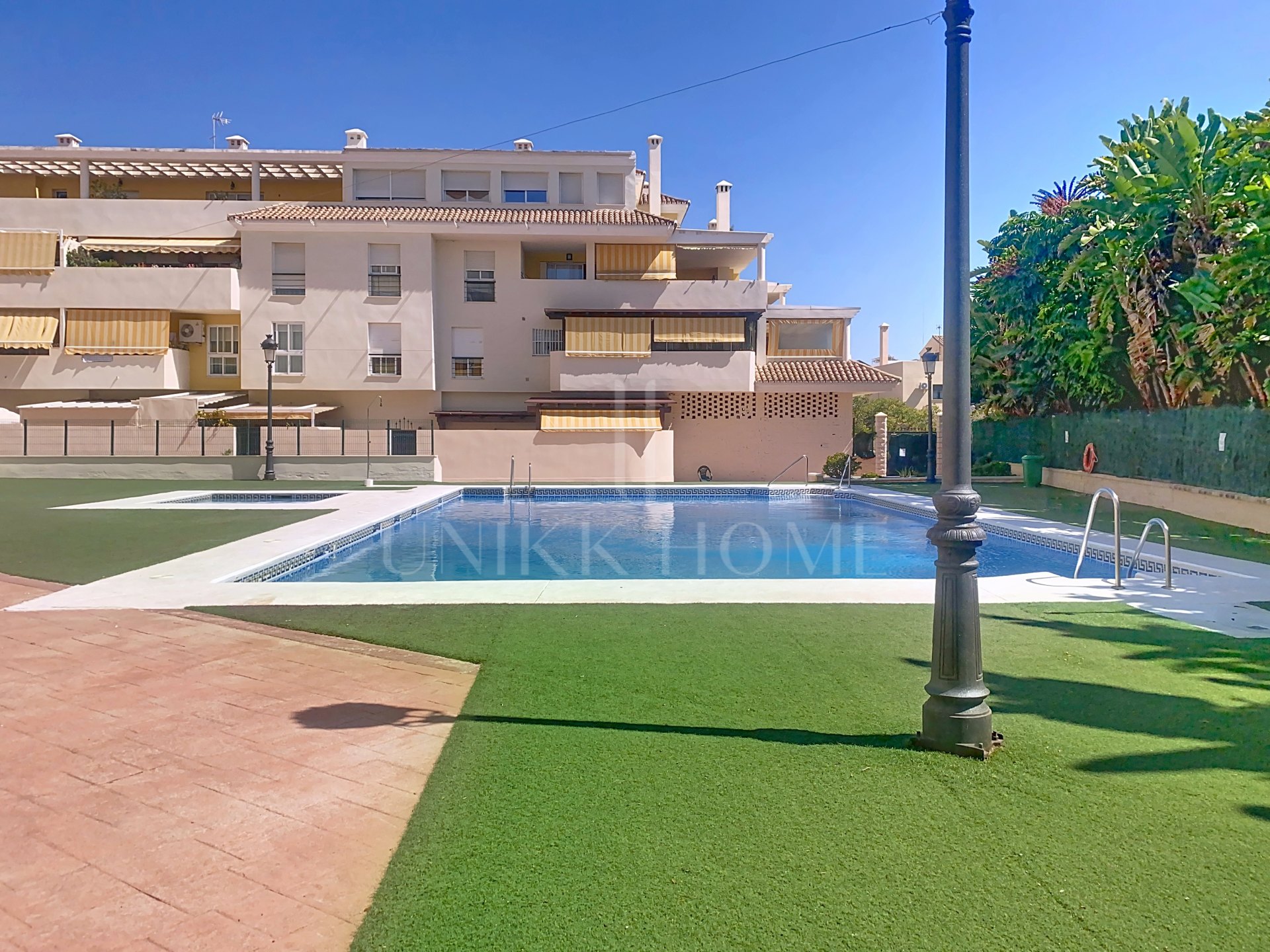 Precioso apartamento reformado con vistas al mar y gran terraza en el centro de Estepona