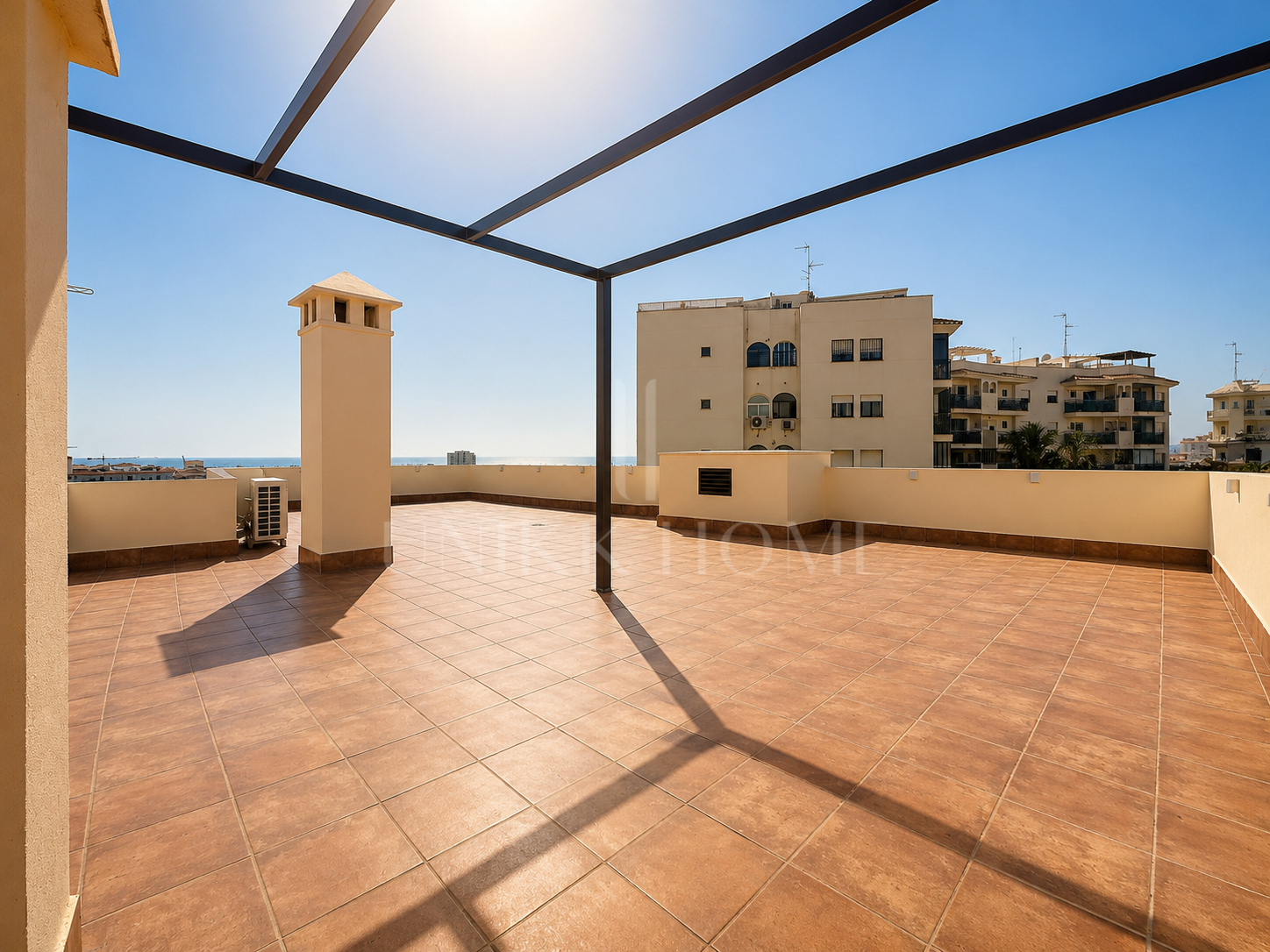 Precioso apartamento reformado con vistas al mar y gran terraza en el centro de Estepona