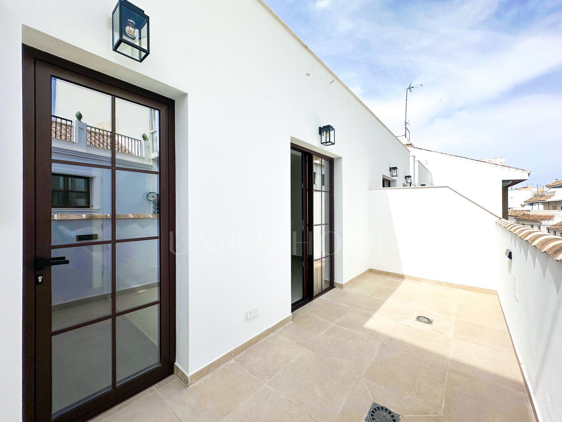 Contemporary Andalucian House: 3 Bedrooms + Solarium in Estepona Old Town, just a few metres from the beach