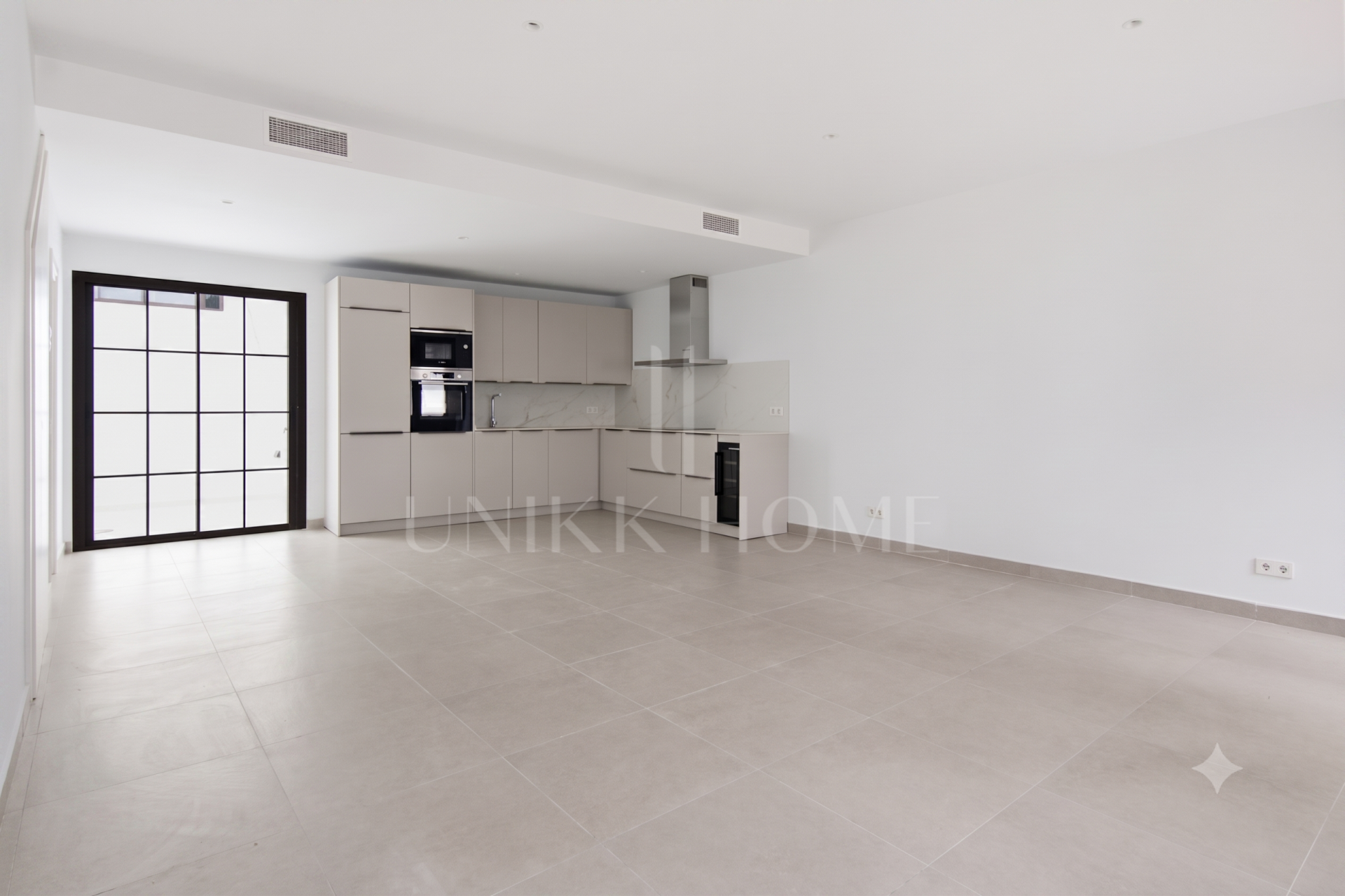 Contemporary Andalucian House: 3 Bedrooms + Solarium in Estepona Old Town, just a few metres from the beach