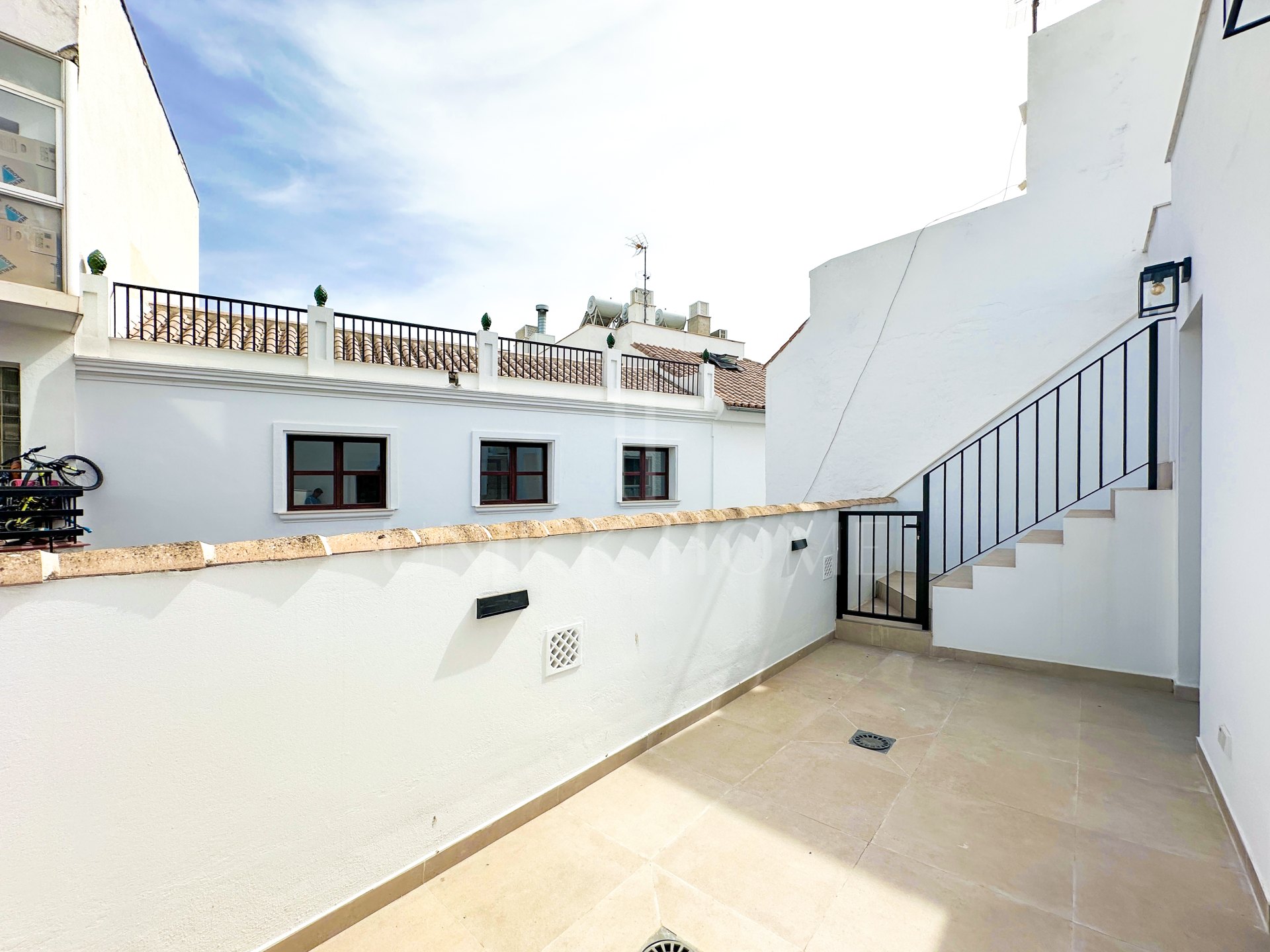 Contemporary Andalucian House: 3 Bedrooms + Solarium in Estepona Old Town, just a few metres from the beach