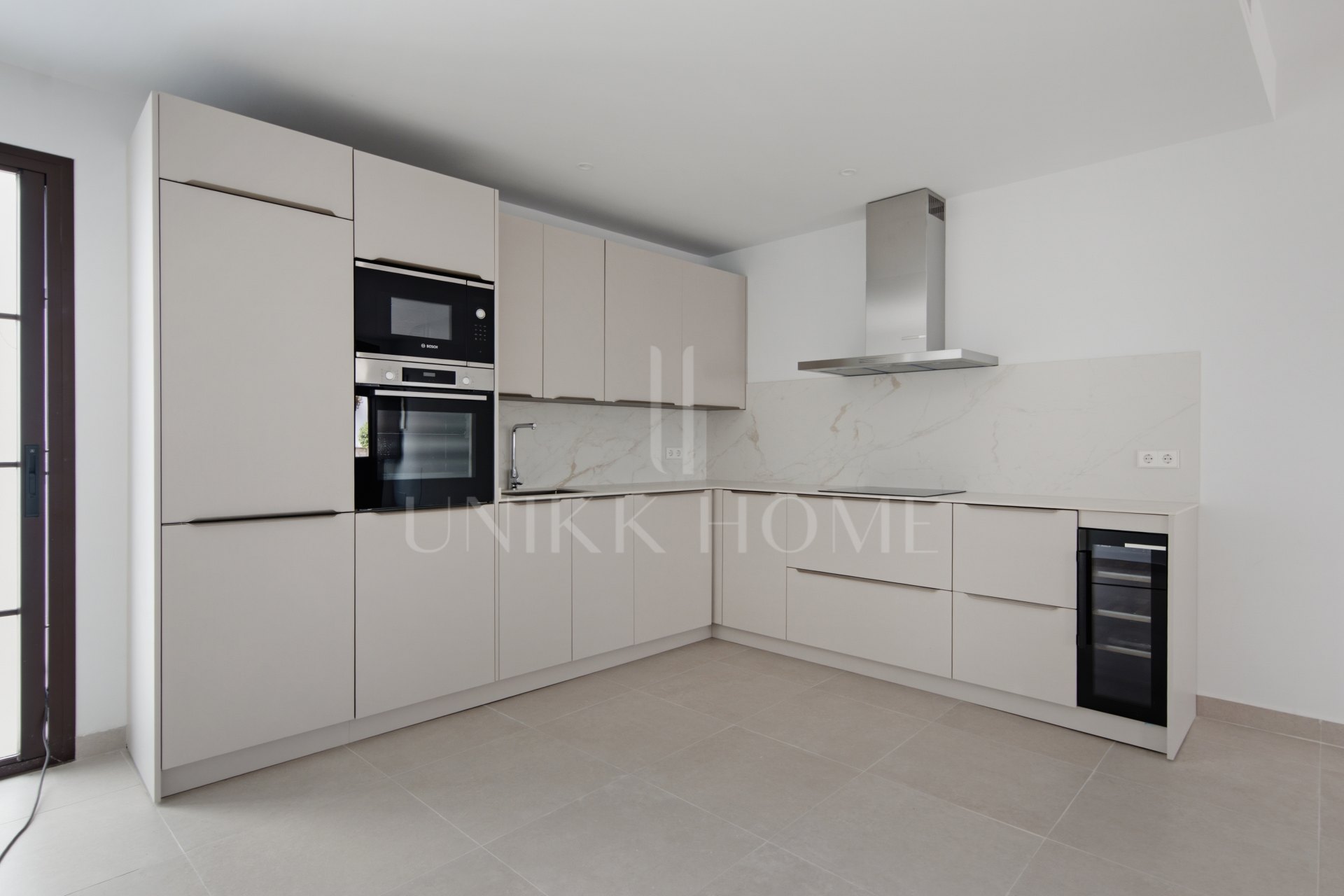 Contemporary Andalucian House: 3 Bedrooms + Solarium in Estepona Old Town, just a few metres from the beach