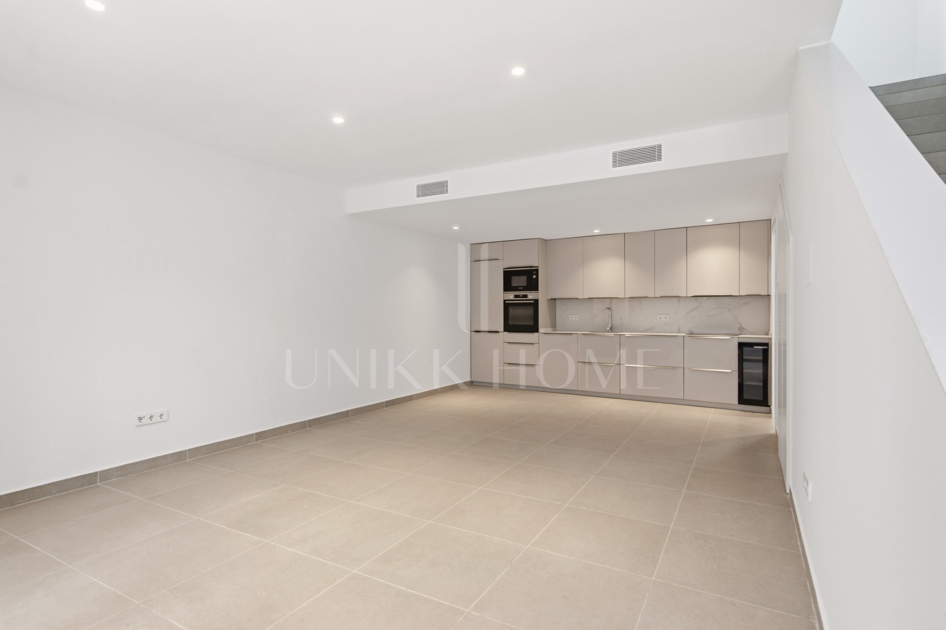 Turn Key 3-Bedroom Townhouse with Private Terrace plus Solarium in Estepona Old Town